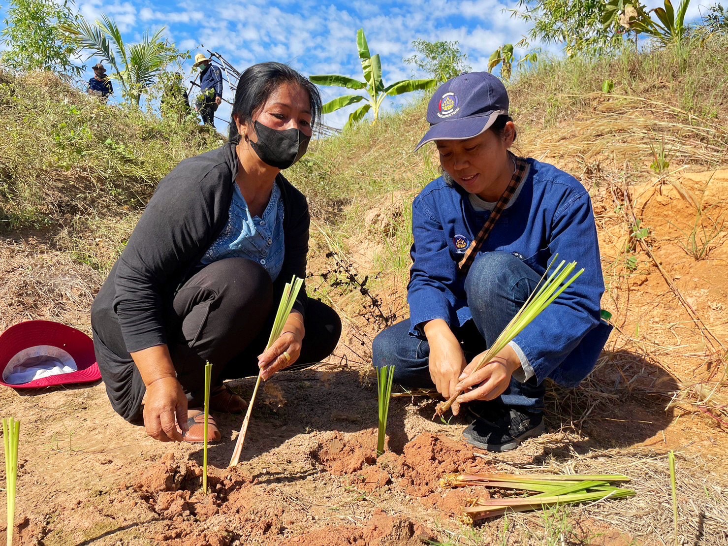 พช.มหาสารคาม รวมพลังภาคี เครือข่าย โคก หนอง นา สืบสานศาสตร์พระราชา ผ่านกิจกรรมวันดินโลก Word Soil Day 2022 ภายใต้แนวคิด “อาหาร ก่อกำเนิด เกิดจากดิน”