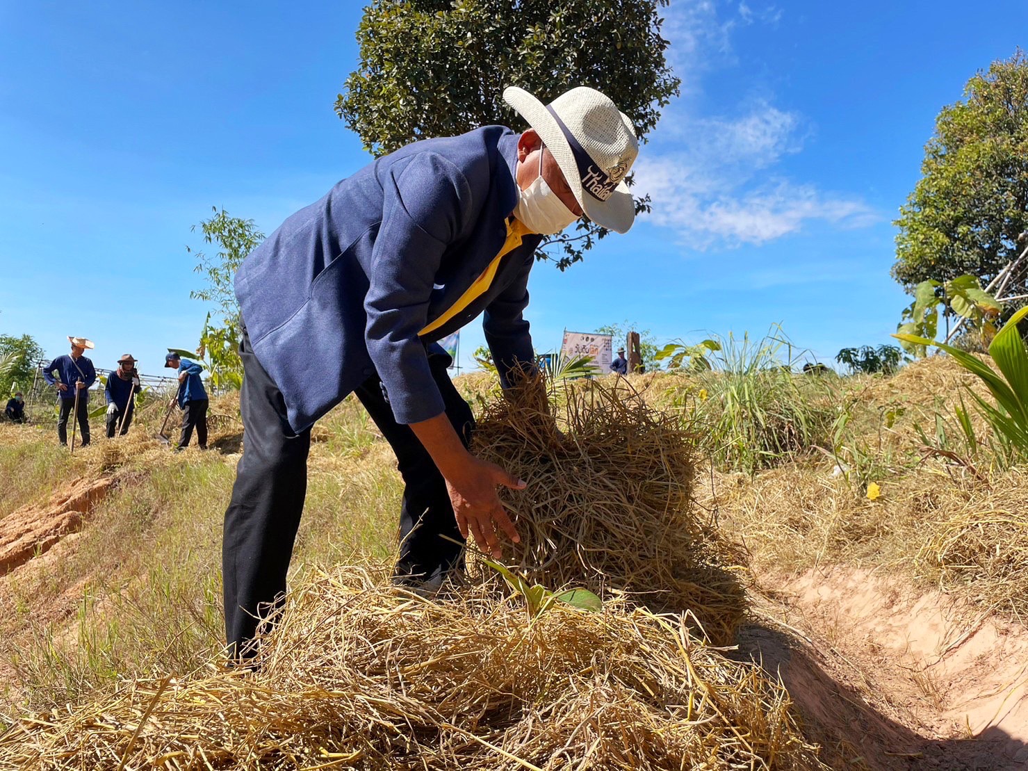 พช.มหาสารคาม รวมพลังภาคี เครือข่าย โคก หนอง นา สืบสานศาสตร์พระราชา ผ่านกิจกรรมวันดินโลก Word Soil Day 2022 ภายใต้แนวคิด “อาหาร ก่อกำเนิด เกิดจากดิน”