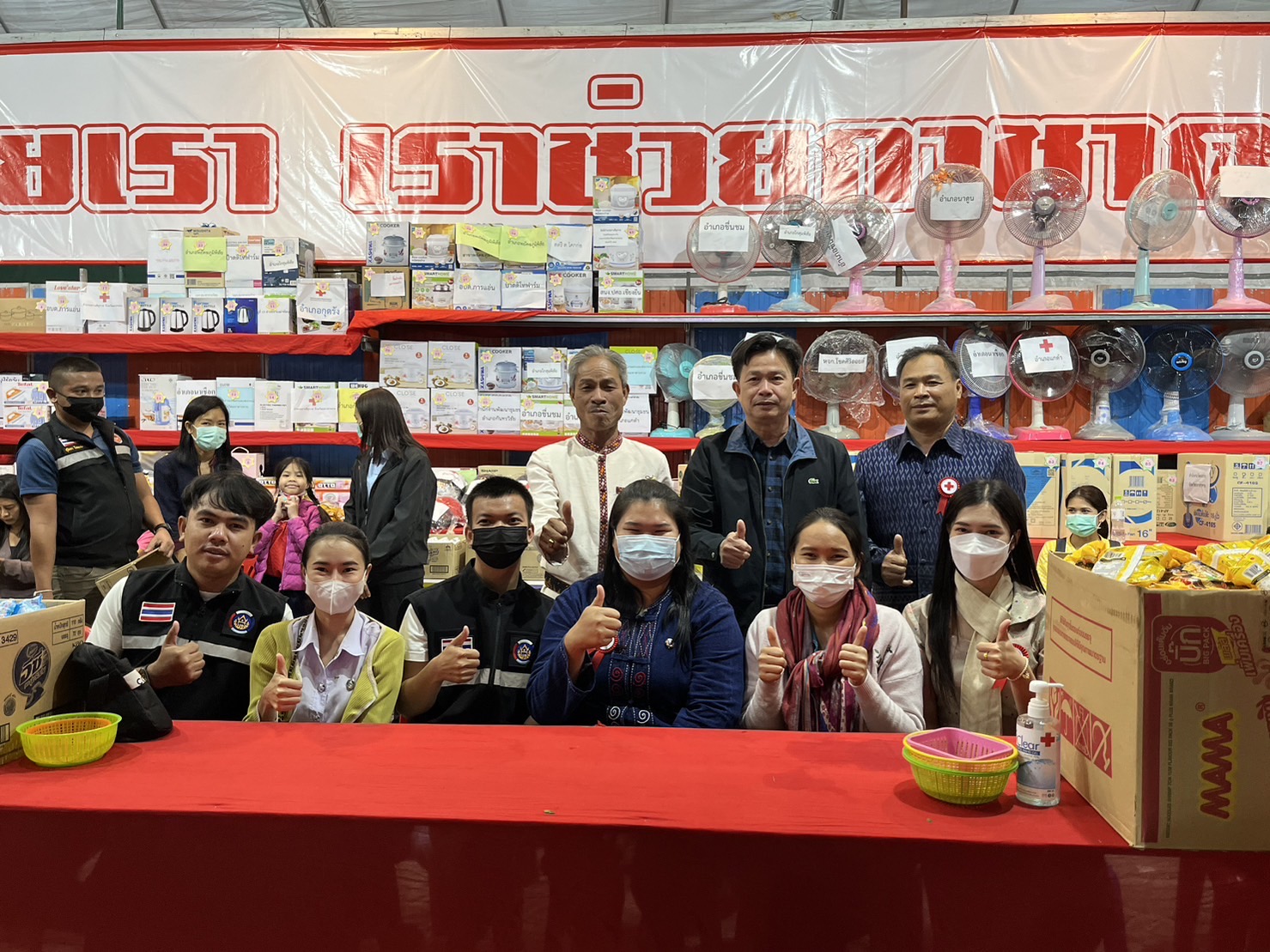 พช.มหาสารคาม ร่วมปฏิบัติงานประจำร้านมัจฉากาชาดจังหวัดมหาสารคาม ประจำปี 2566