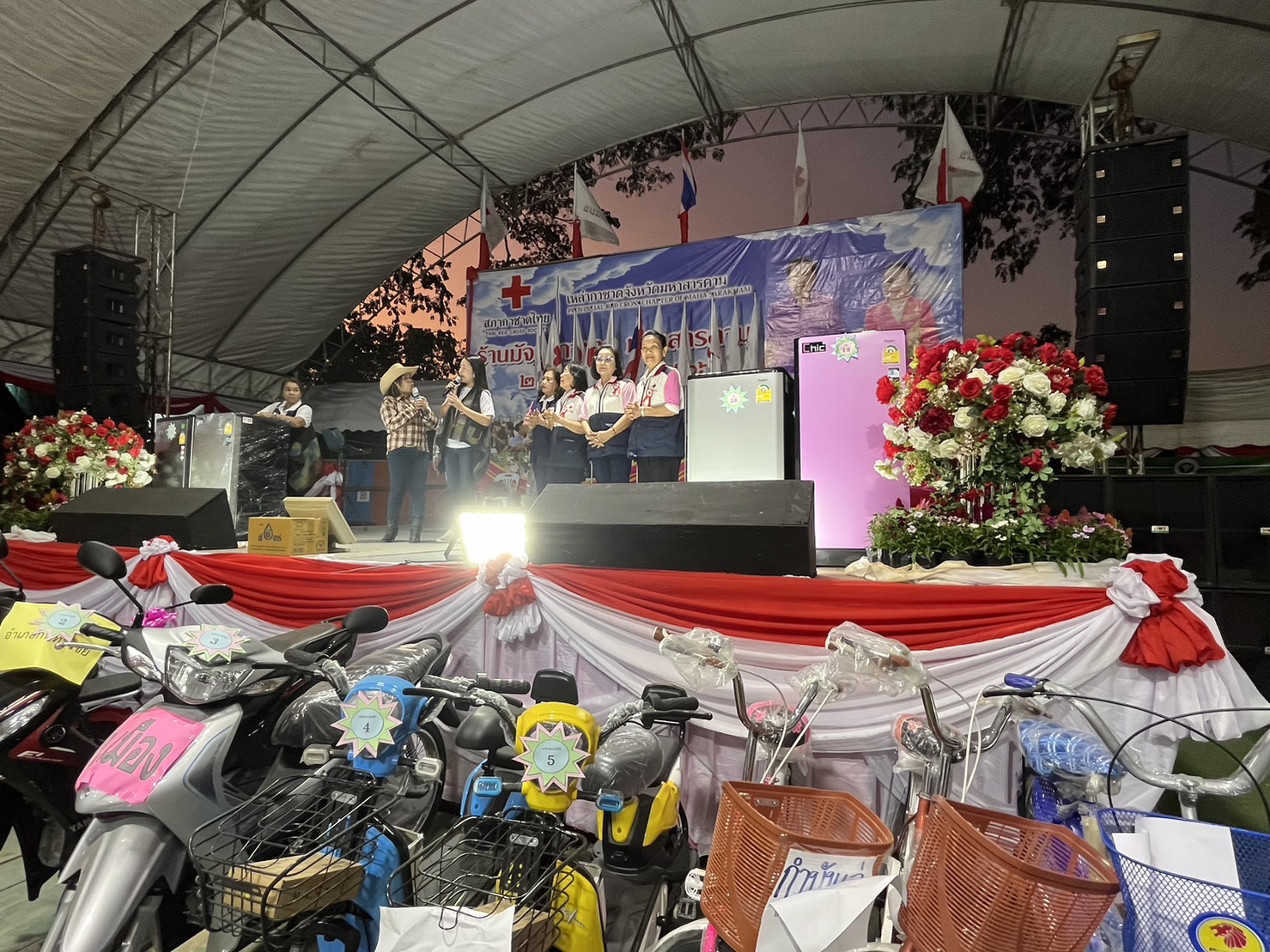 พช.มหาสารคาม ร่วมปฏิบัติงานประจำร้านมัจฉากาชาดจังหวัดมหาสารคาม ประจำปี 2566