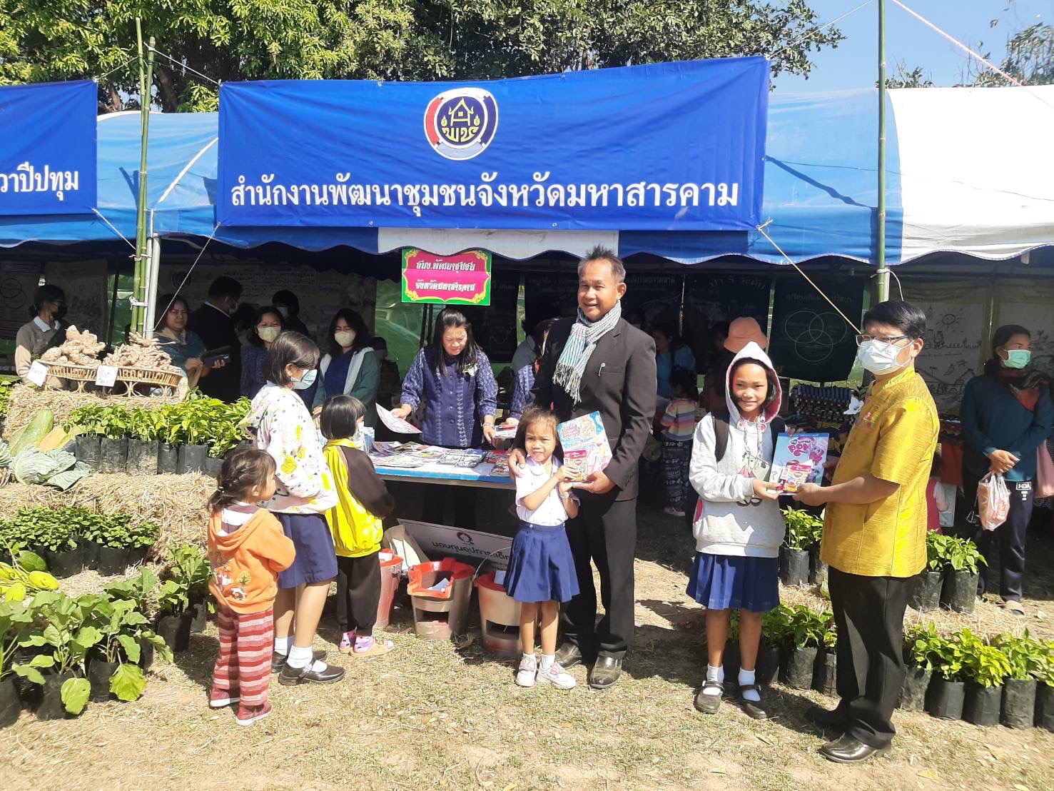 พช.มหาสารคาม ร่วมโครงการปกป้องและเชิดชูสถาบันพระมหากษัตริย์ และหน่วยบำบัดทุกข์ บำรุงสุข สร้างรอยยิ้มให้ประชาชน (จังหวัดเคลื่อนที่) อำเภอวาปีปทุม