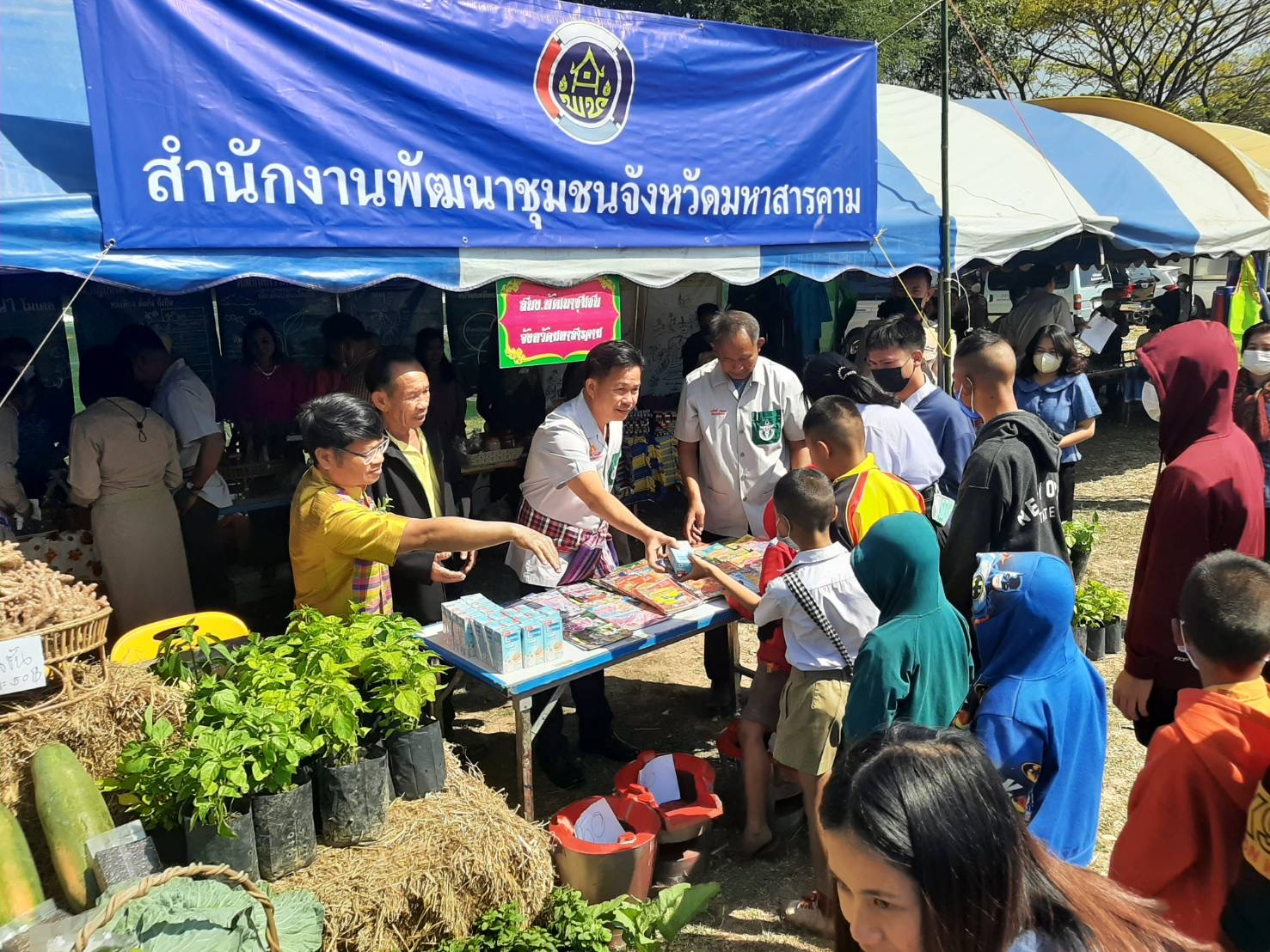 พช.มหาสารคาม ร่วมโครงการปกป้องและเชิดชูสถาบันพระมหากษัตริย์ และหน่วยบำบัดทุกข์ บำรุงสุข สร้างรอยยิ้มให้ประชาชน (จังหวัดเคลื่อนที่) อำเภอวาปีปทุม