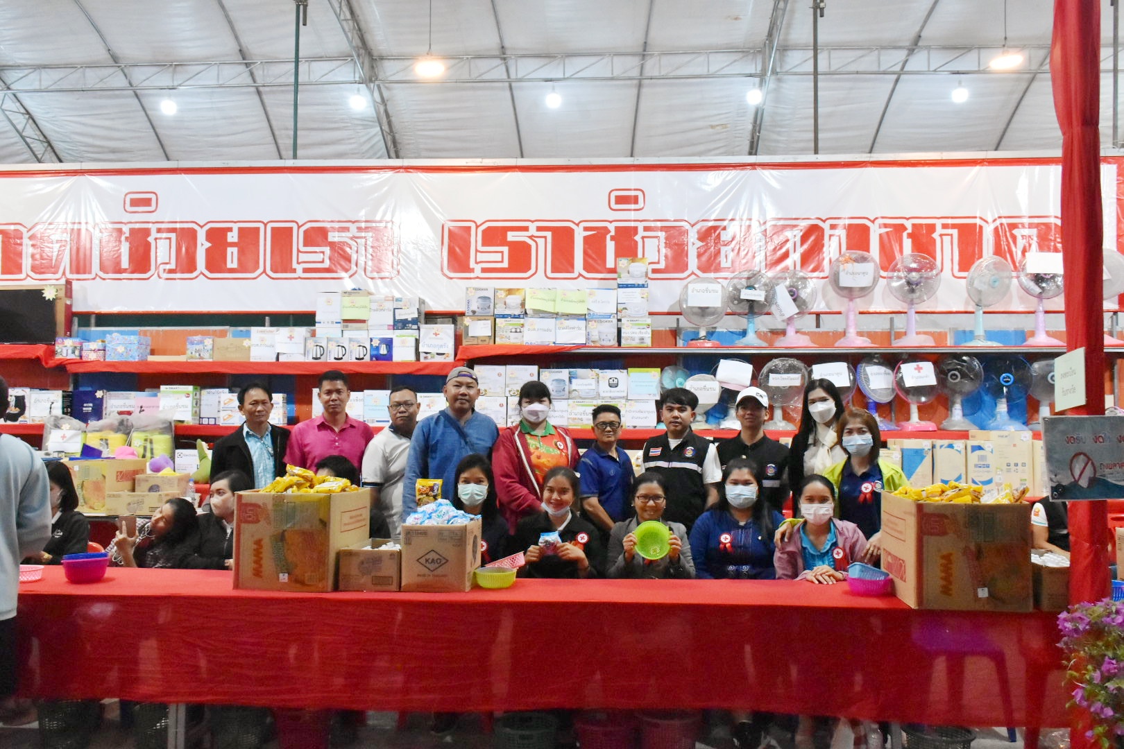 พช.มหาสารคาม ร่วมปฏิบัติงานประจำร้านมัจฉากาชาดจังหวัดมหาสารคาม ประจำปี 2566
