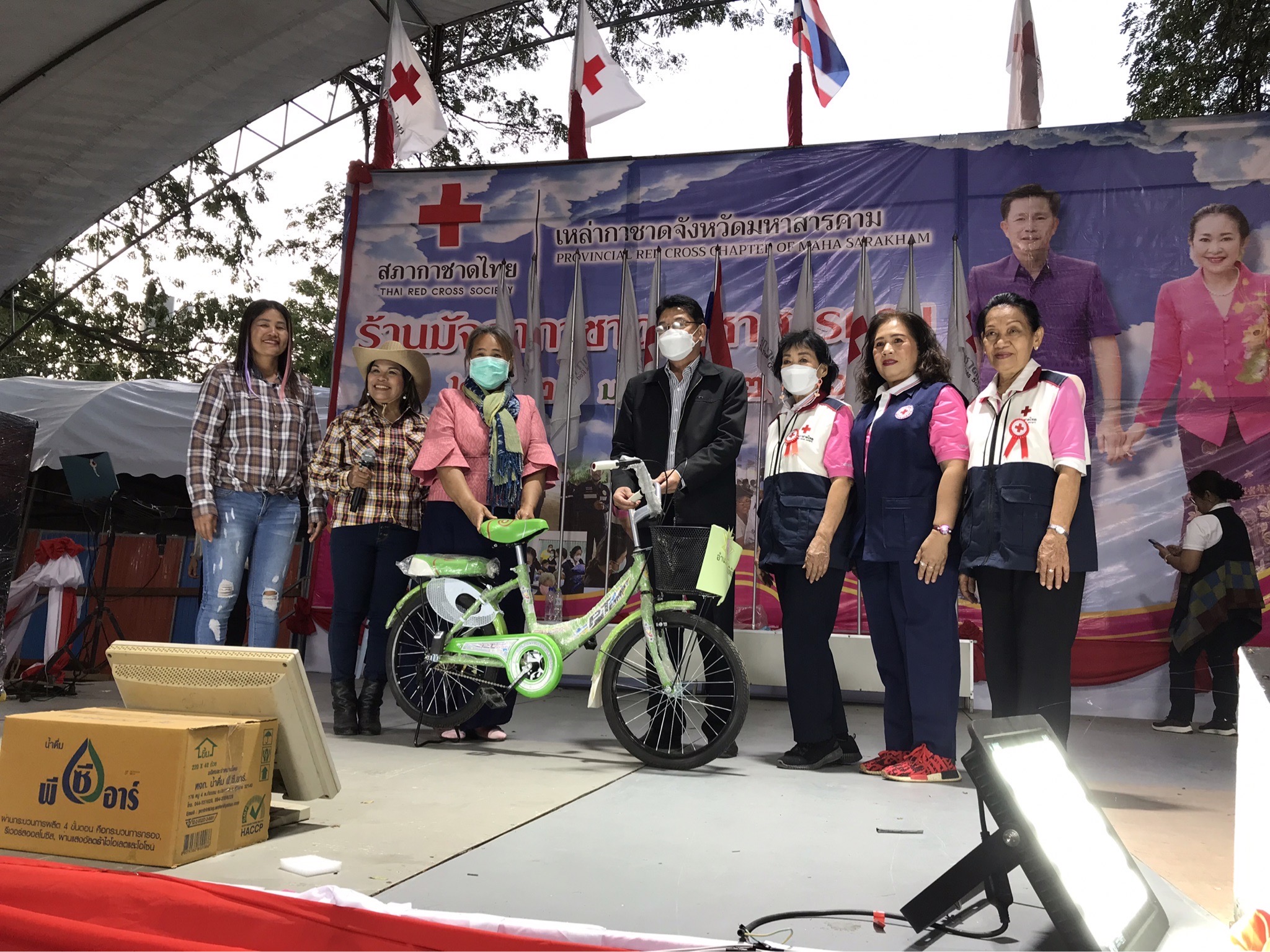 พช.มหาสารคาม ร่วมปฏิบัติงานประจำร้านมัจฉากาชาดจังหวัดมหาสารคาม ประจำปี 2566