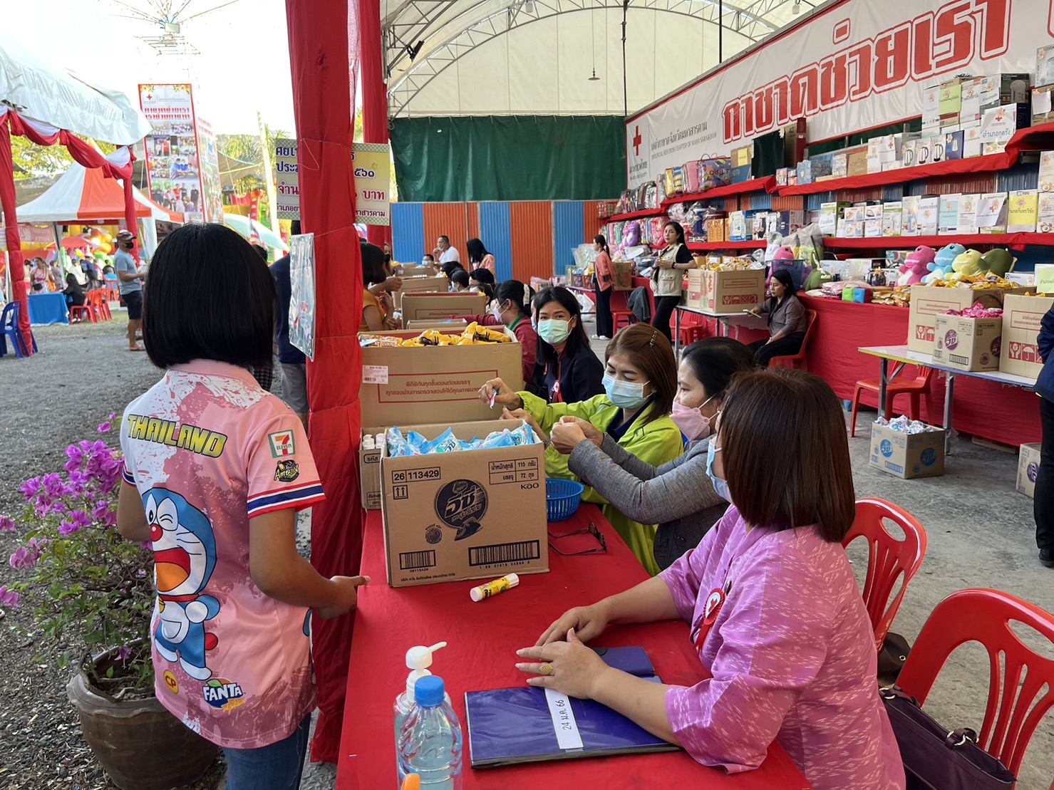 พช.มหาสารคาม ร่วมปฏิบัติงานประจำร้านมัจฉากาชาดจังหวัดมหาสารคาม ประจำปี 2566