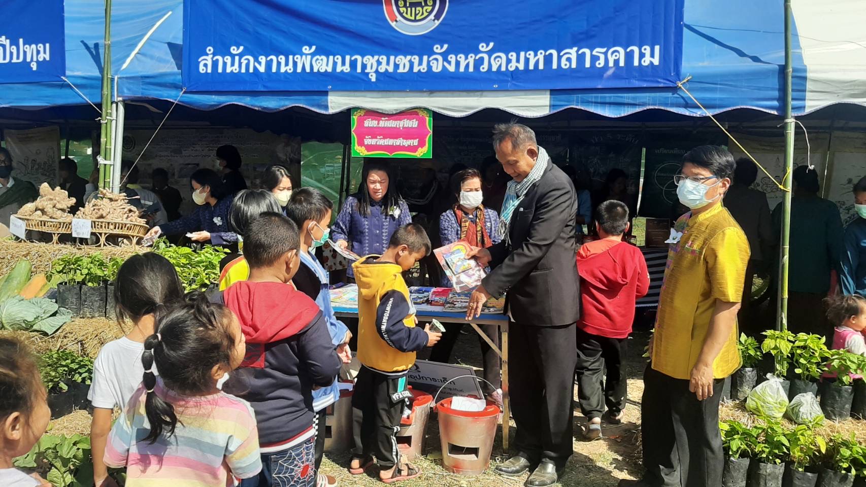 พช.มหาสารคาม ร่วมโครงการปกป้องและเชิดชูสถาบันพระมหากษัตริย์ และหน่วยบำบัดทุกข์ บำรุงสุข สร้างรอยยิ้มให้ประชาชน (จังหวัดเคลื่อนที่) อำเภอวาปีปทุม