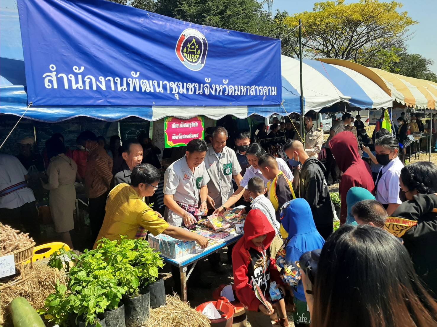 พช.มหาสารคาม ร่วมโครงการปกป้องและเชิดชูสถาบันพระมหากษัตริย์ และหน่วยบำบัดทุกข์ บำรุงสุข สร้างรอยยิ้มให้ประชาชน (จังหวัดเคลื่อนที่) อำเภอวาปีปทุม