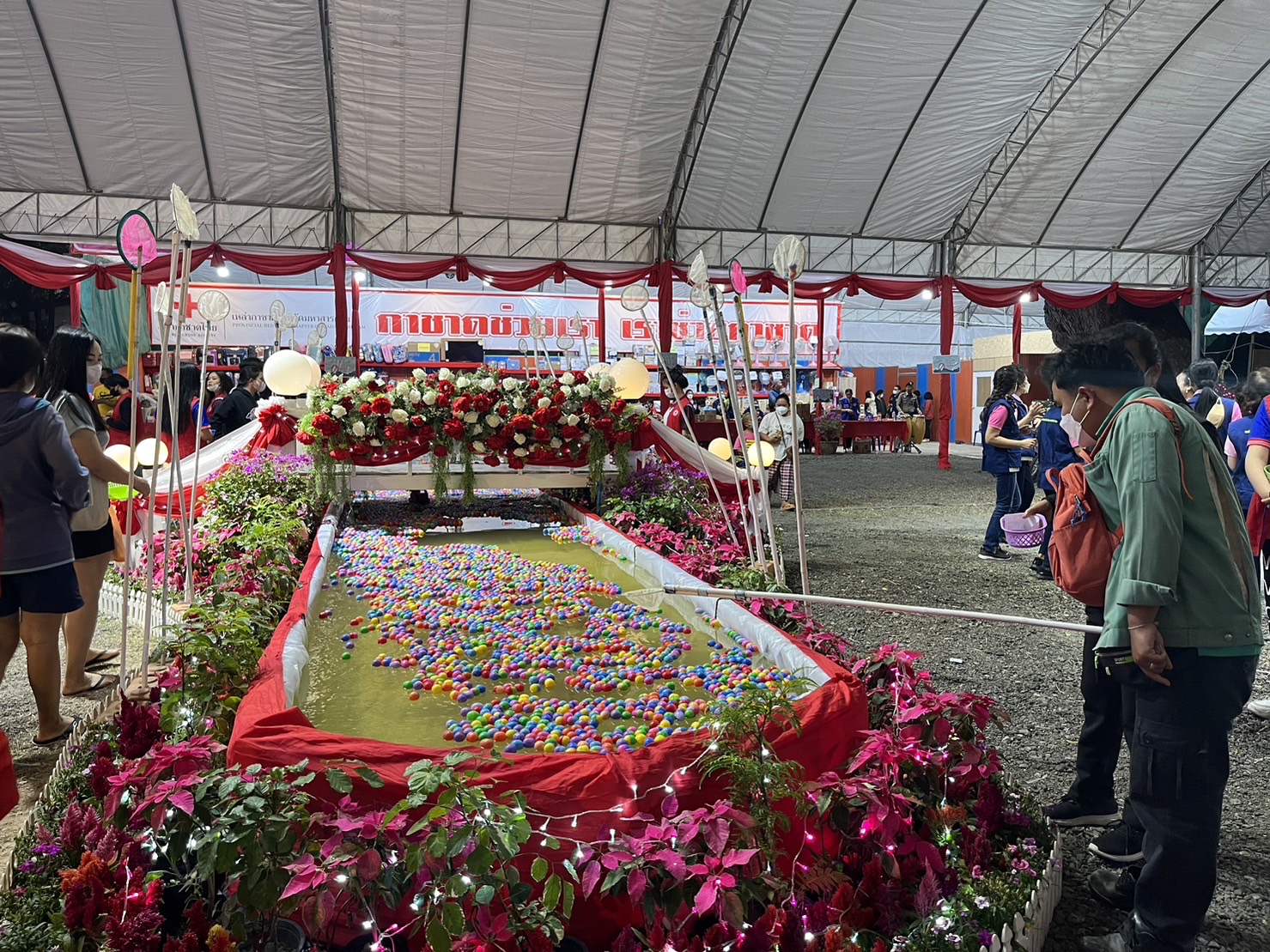 พช.มหาสารคาม ร่วมปฏิบัติงานประจำร้านมัจฉากาชาดจังหวัดมหาสารคาม ประจำปี 2566