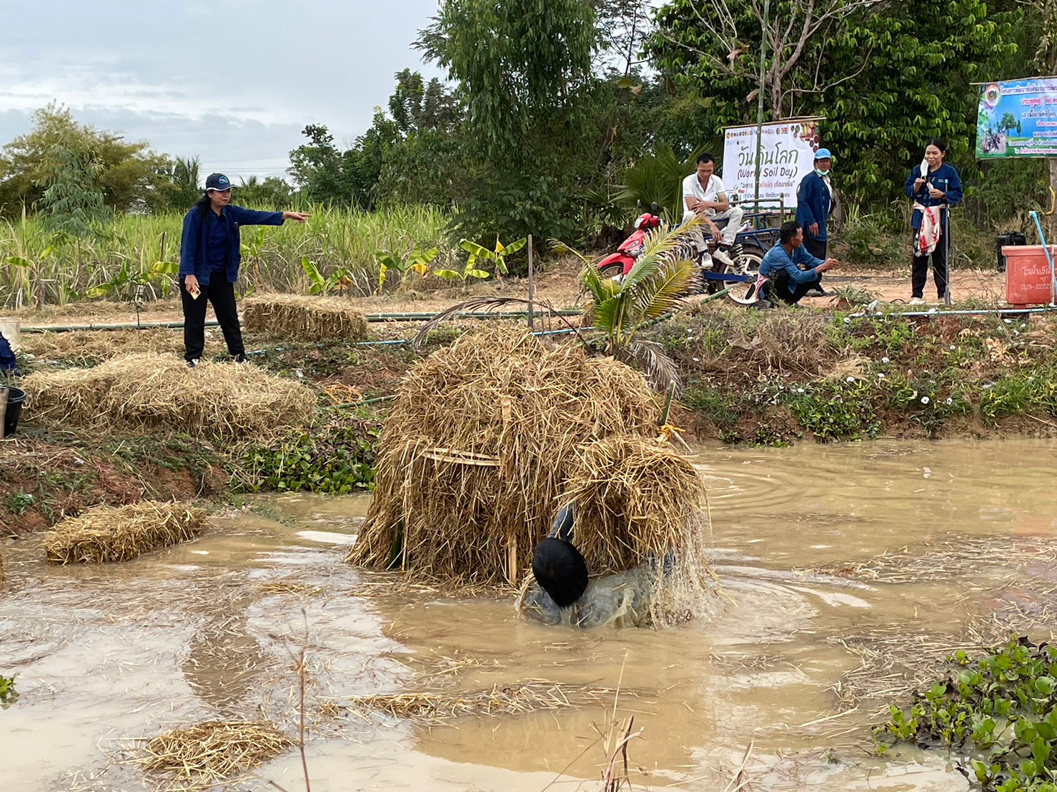 พช.มหาสารคาม ร่วมกับภาคีเครือข่ายโคกหนองนา พช.มหาสารคาม จัดกิจกรรมเอามื้อสามัคคี ณ แปลงโคกหนองนา อำเภอชื่นชม