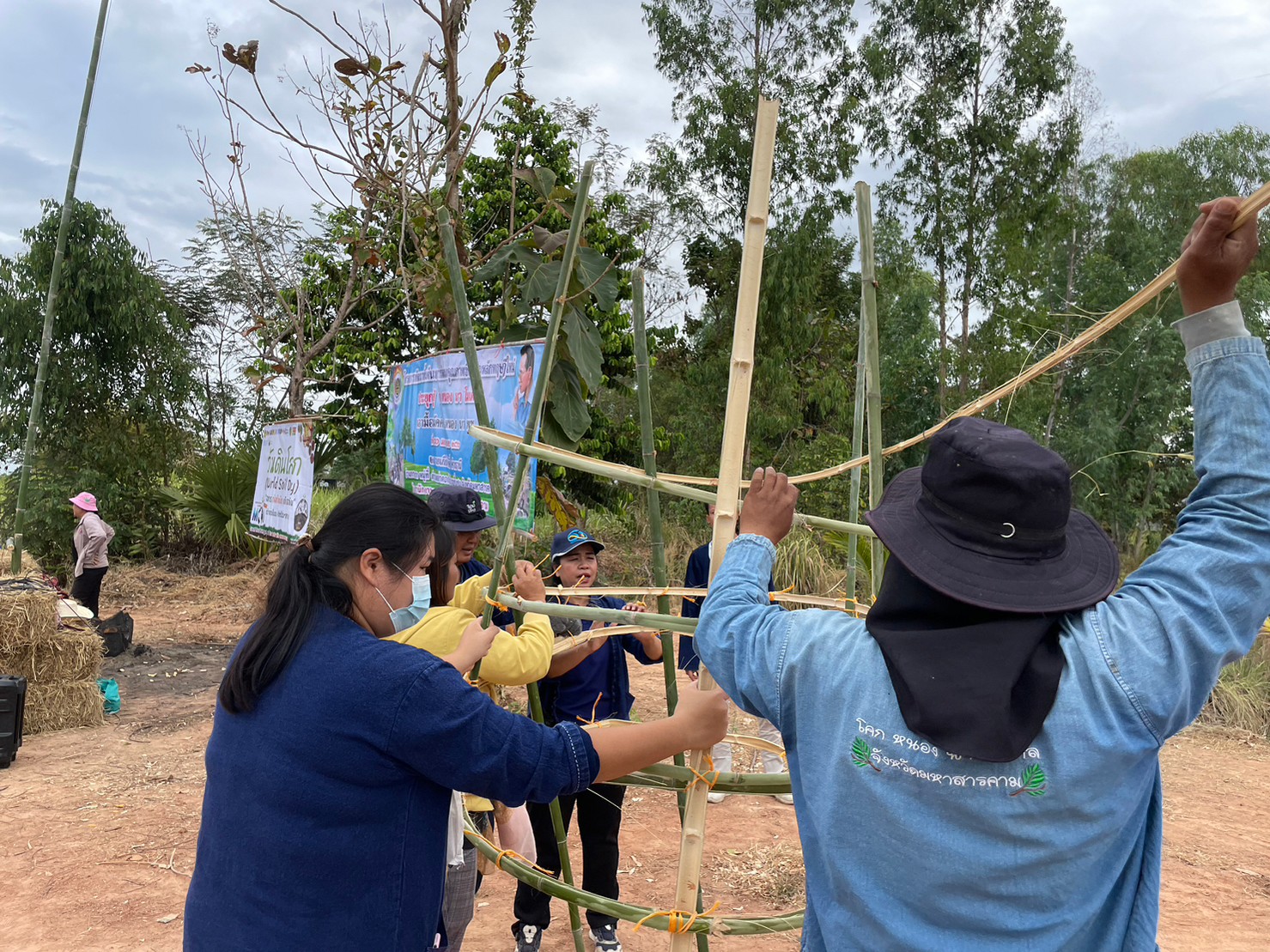 พช.มหาสารคาม ร่วมกับภาคีเครือข่ายโคกหนองนา พช.มหาสารคาม จัดกิจกรรมเอามื้อสามัคคี ณ แปลงโคกหนองนา อำเภอชื่นชม