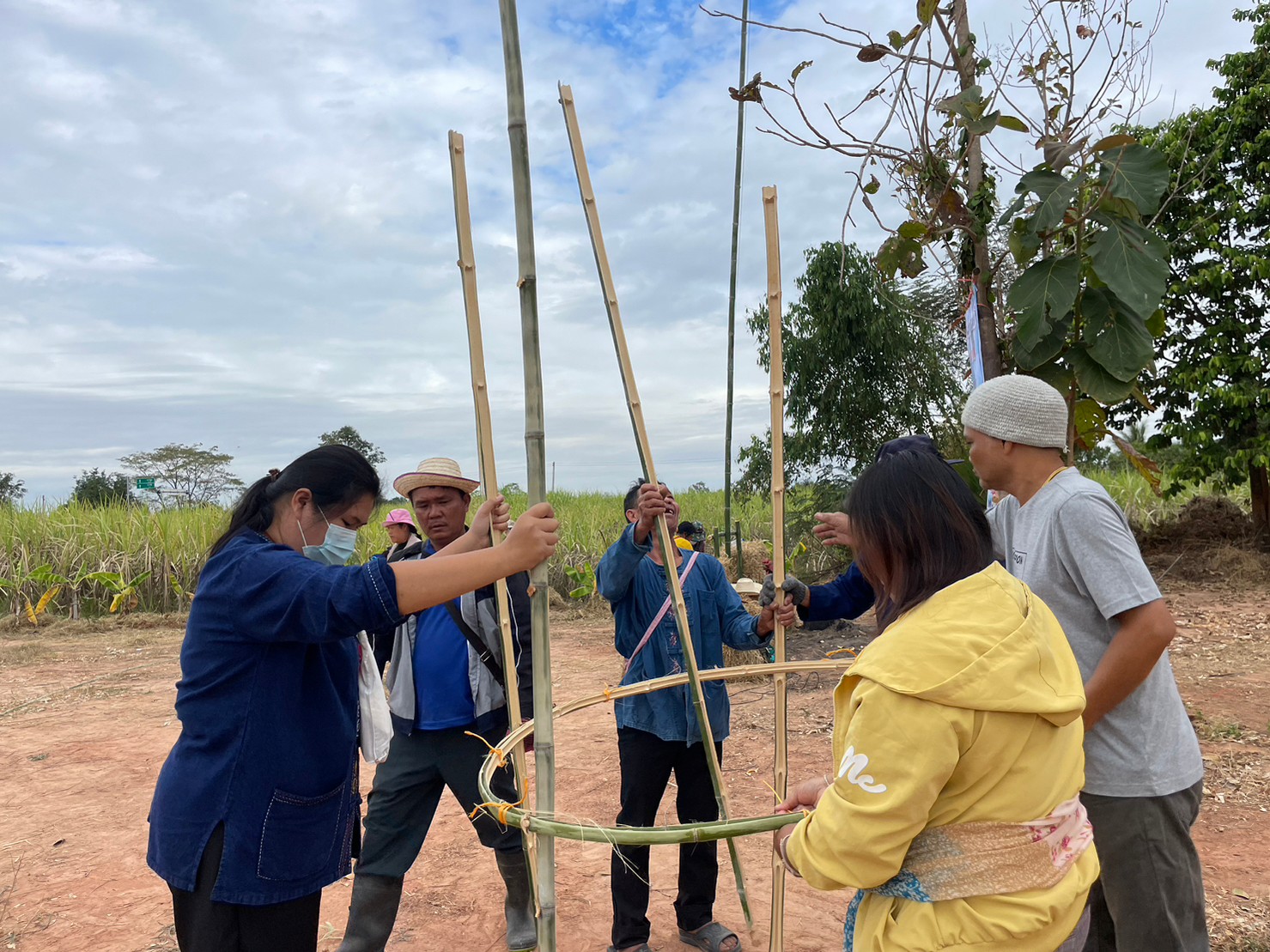 พช.มหาสารคาม ร่วมกับภาคีเครือข่ายโคกหนองนา พช.มหาสารคาม จัดกิจกรรมเอามื้อสามัคคี ณ แปลงโคกหนองนา อำเภอชื่นชม