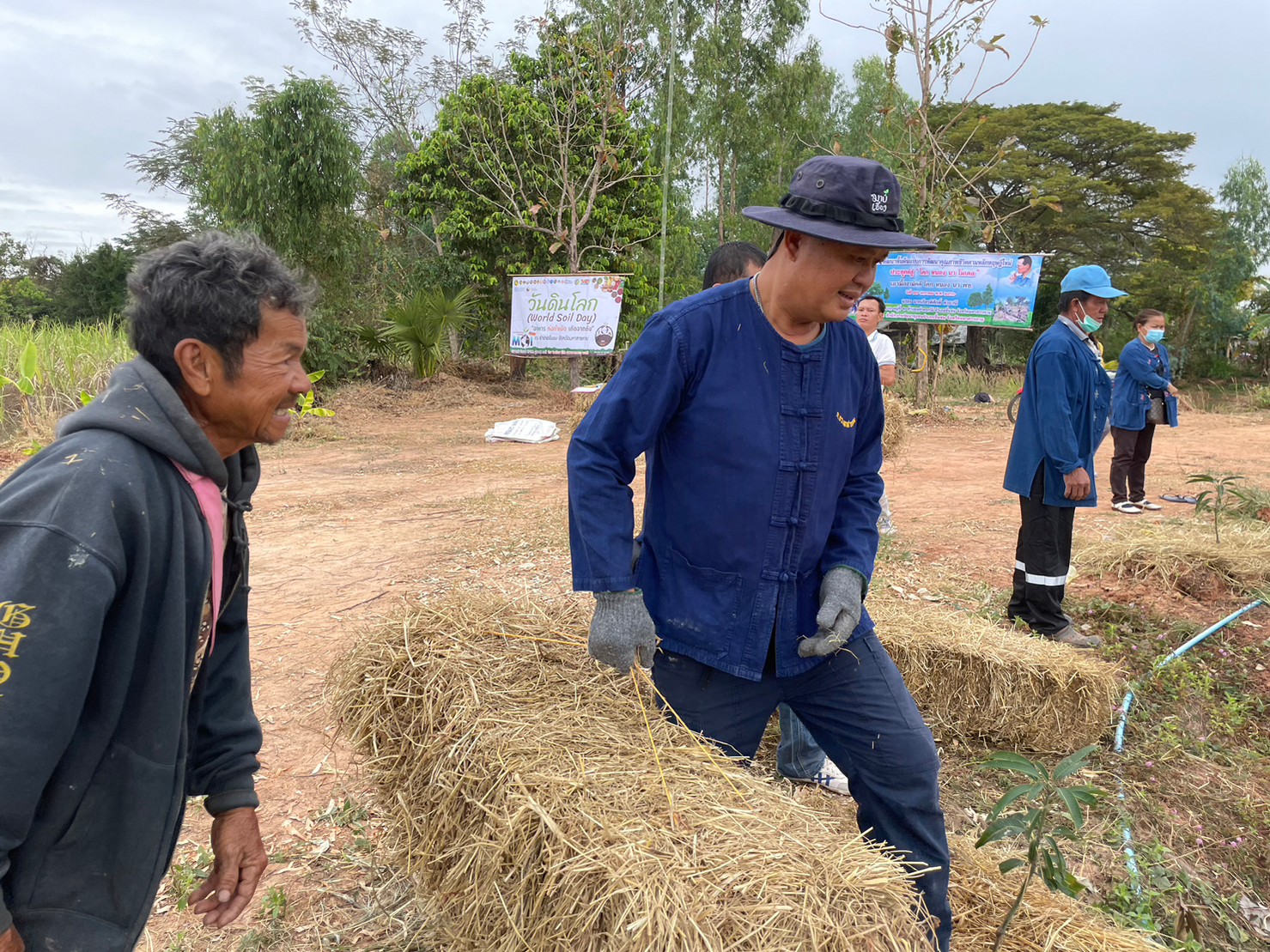 พช.มหาสารคาม ร่วมกับภาคีเครือข่ายโคกหนองนา พช.มหาสารคาม จัดกิจกรรมเอามื้อสามัคคี ณ แปลงโคกหนองนา อำเภอชื่นชม