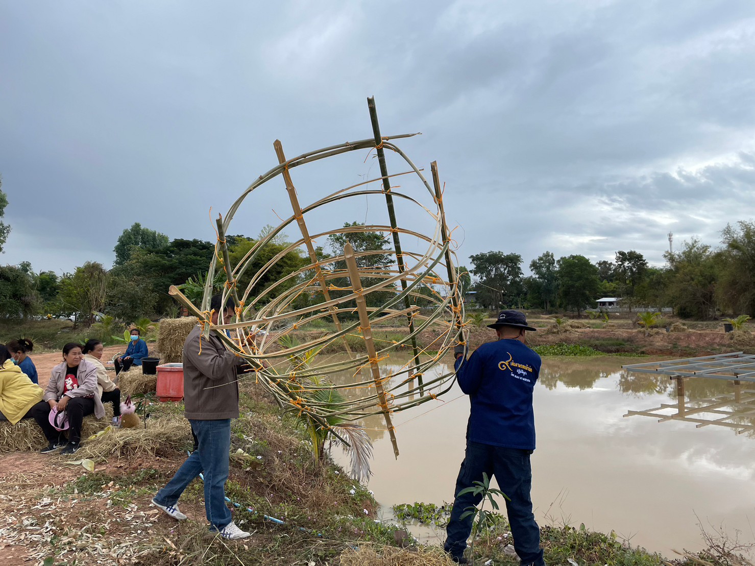 พช.มหาสารคาม ร่วมกับภาคีเครือข่ายโคกหนองนา พช.มหาสารคาม จัดกิจกรรมเอามื้อสามัคคี ณ แปลงโคกหนองนา อำเภอชื่นชม