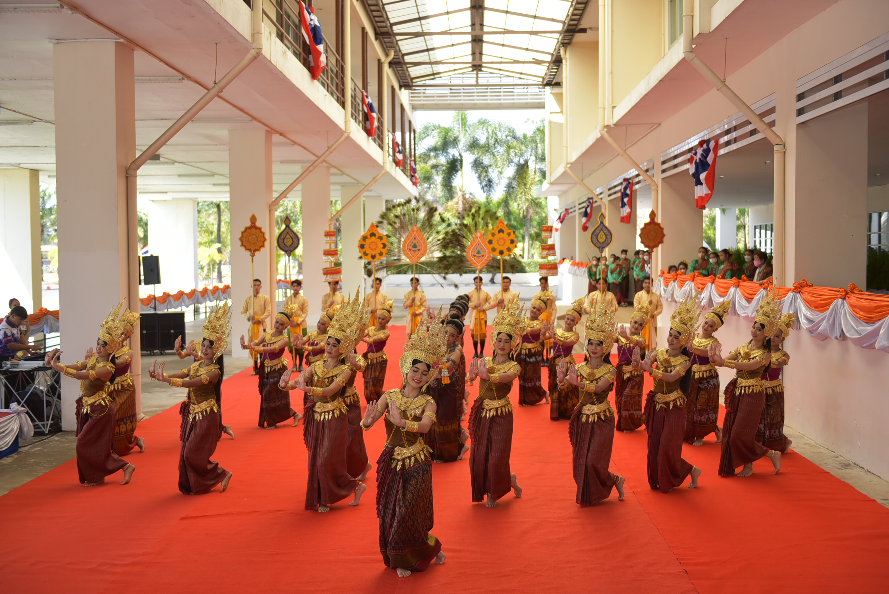จังหวัดมหาสารคาม ร่วมเฝ้าฯ รับเสด็จสมเด็จพระเจ้าลูกเธอ เจ้าฟ้าสิริวัณณวรี นารีรัตนราชกัญญา ณ หอประชุมมหาวิทยาลัยเทคโนโลยีราชมงคลอีสาน วิทยาเขตสุรินทร์ ตำบลนอกเมือง อำเภอเมืองสุรินทร์ จังหวัดสุรินทร์