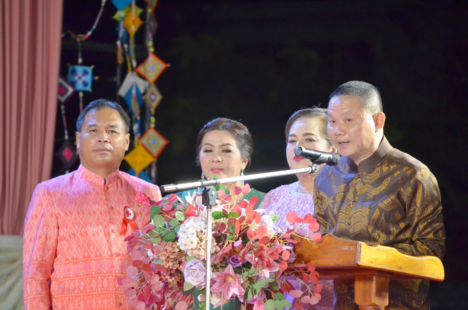 สุดตระการตา !! จังหวัดมหาสารคาม จัดงาน “ราตรีเส้นสายลายผ้า” ประเพณีบุญเบิกฟ้าและกาชาดประจำปี 2566 เพื่อเป็นการส่งเสริมและสนับสนุนการใช้และสวมใส่ผ้าไทย