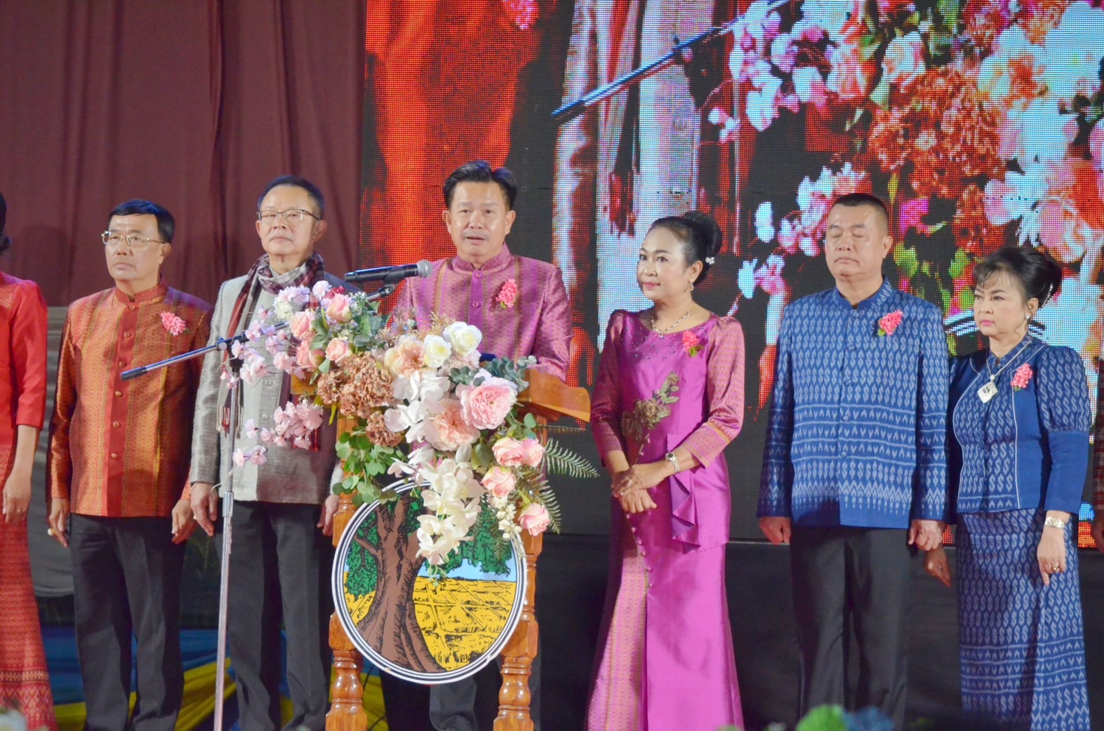 สุดตระการตา !! จังหวัดมหาสารคาม จัดงาน “ราตรีเส้นสายลายผ้า” ประเพณีบุญเบิกฟ้าและกาชาดประจำปี 2566 เพื่อเป็นการส่งเสริมและสนับสนุนการใช้และสวมใส่ผ้าไทย