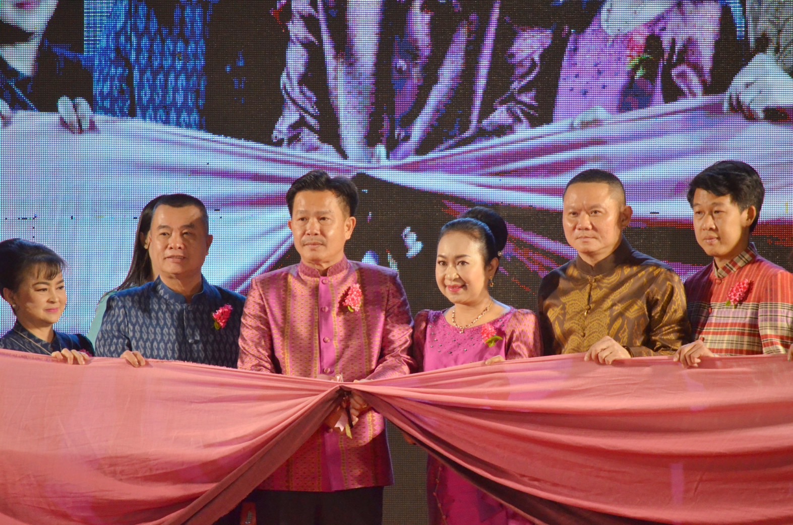 สุดตระการตา !! จังหวัดมหาสารคาม จัดงาน “ราตรีเส้นสายลายผ้า” ประเพณีบุญเบิกฟ้าและกาชาดประจำปี 2566 เพื่อเป็นการส่งเสริมและสนับสนุนการใช้และสวมใส่ผ้าไทย