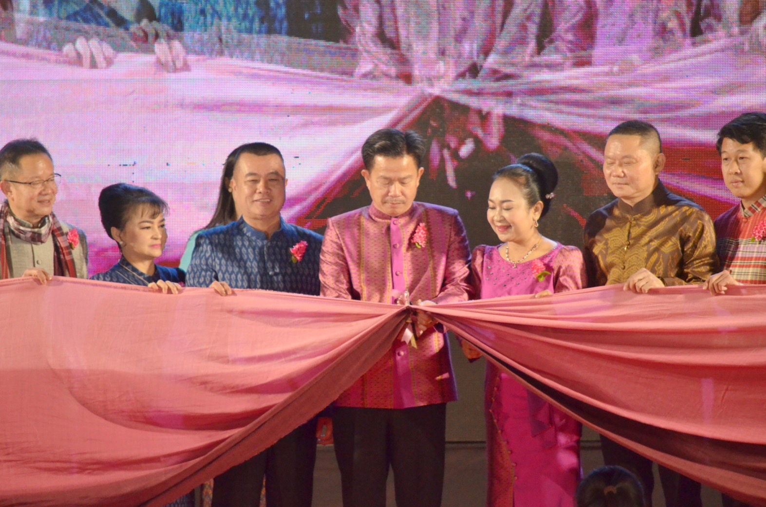 สุดตระการตา !! จังหวัดมหาสารคาม จัดงาน “ราตรีเส้นสายลายผ้า” ประเพณีบุญเบิกฟ้าและกาชาดประจำปี 2566 เพื่อเป็นการส่งเสริมและสนับสนุนการใช้และสวมใส่ผ้าไทย
