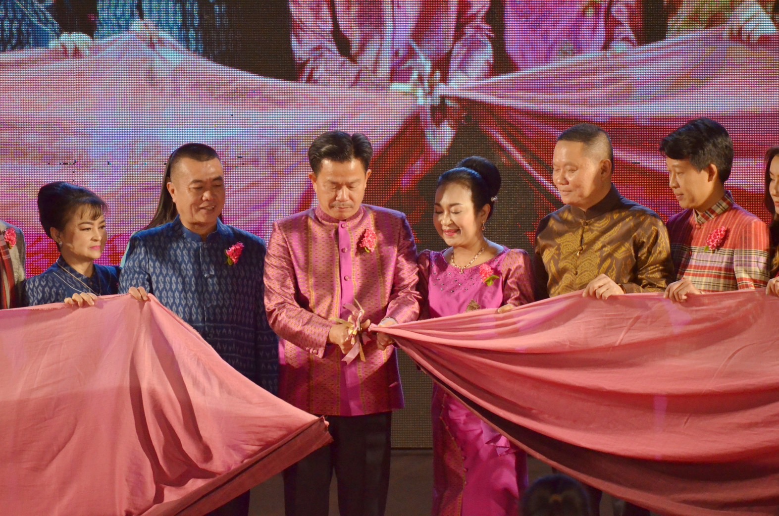 สุดตระการตา !! จังหวัดมหาสารคาม จัดงาน “ราตรีเส้นสายลายผ้า” ประเพณีบุญเบิกฟ้าและกาชาดประจำปี 2566 เพื่อเป็นการส่งเสริมและสนับสนุนการใช้และสวมใส่ผ้าไทย