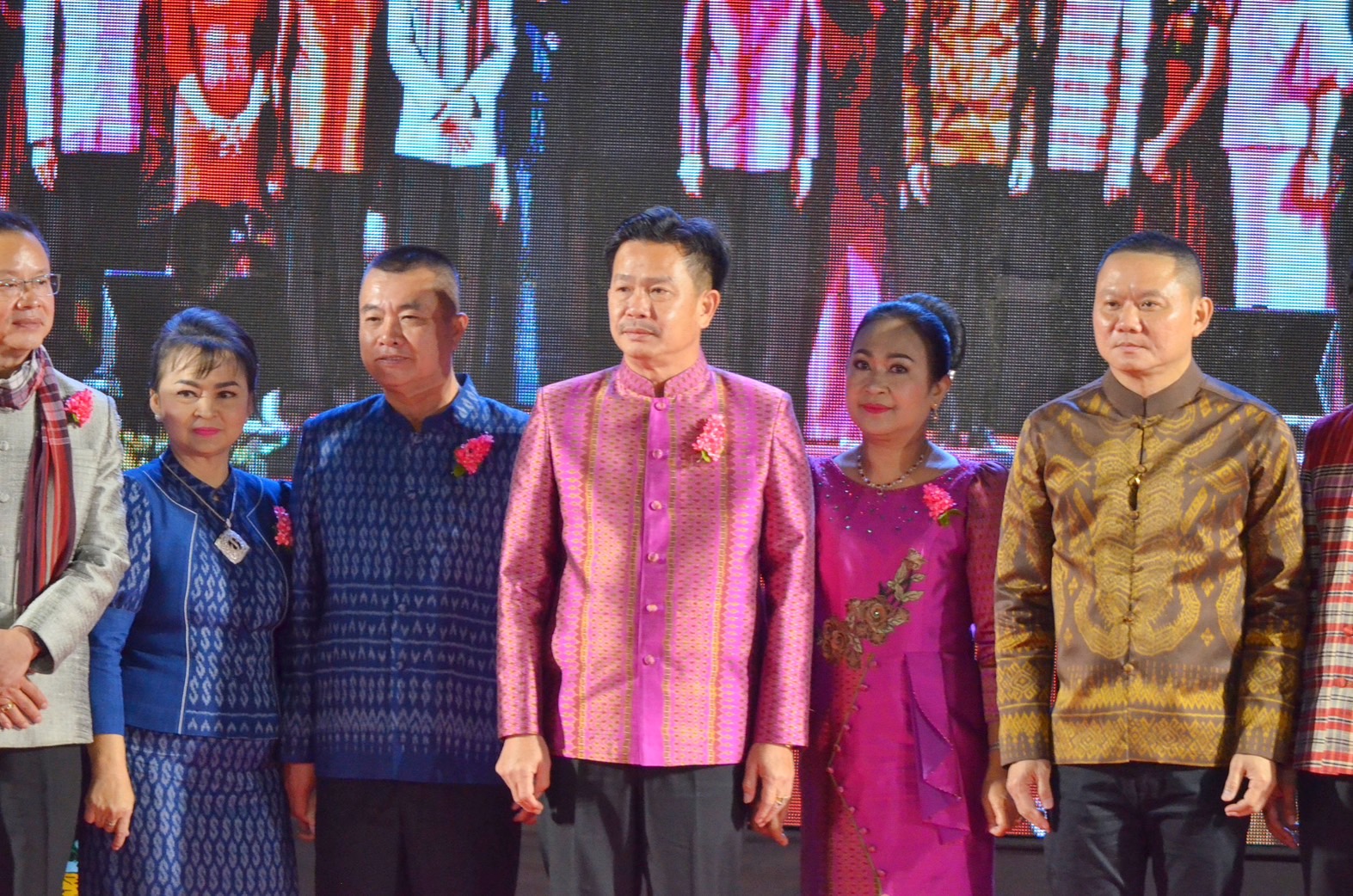 สุดตระการตา !! จังหวัดมหาสารคาม จัดงาน “ราตรีเส้นสายลายผ้า” ประเพณีบุญเบิกฟ้าและกาชาดประจำปี 2566 เพื่อเป็นการส่งเสริมและสนับสนุนการใช้และสวมใส่ผ้าไทย