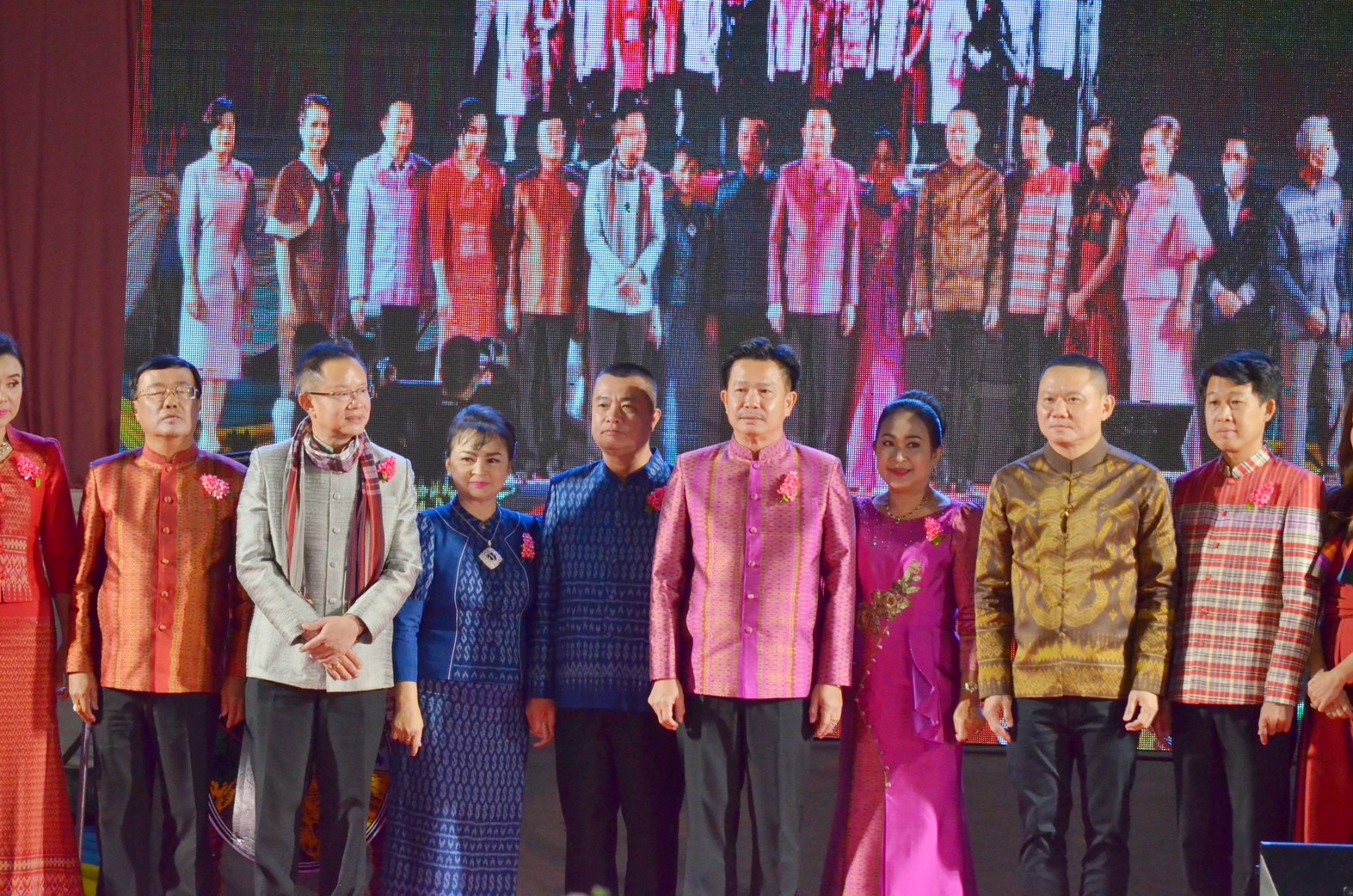 สุดตระการตา !! จังหวัดมหาสารคาม จัดงาน “ราตรีเส้นสายลายผ้า” ประเพณีบุญเบิกฟ้าและกาชาดประจำปี 2566 เพื่อเป็นการส่งเสริมและสนับสนุนการใช้และสวมใส่ผ้าไทย
