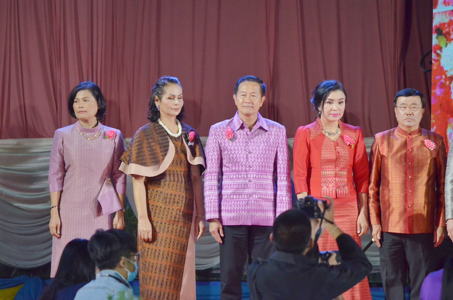 สุดตระการตา !! จังหวัดมหาสารคาม จัดงาน “ราตรีเส้นสายลายผ้า” ประเพณีบุญเบิกฟ้าและกาชาดประจำปี 2566 เพื่อเป็นการส่งเสริมและสนับสนุนการใช้และสวมใส่ผ้าไทย
