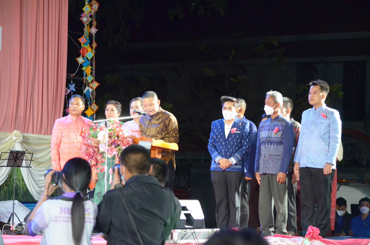 สุดตระการตา !! จังหวัดมหาสารคาม จัดงาน “ราตรีเส้นสายลายผ้า” ประเพณีบุญเบิกฟ้าและกาชาดประจำปี 2566 เพื่อเป็นการส่งเสริมและสนับสนุนการใช้และสวมใส่ผ้าไทย