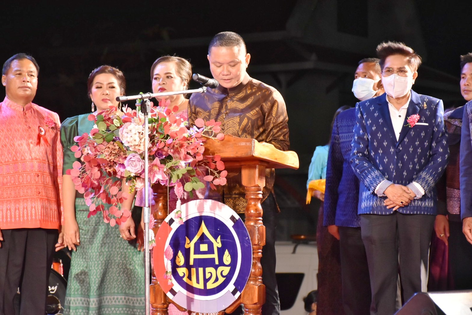 สุดตระการตา !! จังหวัดมหาสารคาม จัดงาน “ราตรีเส้นสายลายผ้า” ประเพณีบุญเบิกฟ้าและกาชาดประจำปี 2566 เพื่อเป็นการส่งเสริมและสนับสนุนการใช้และสวมใส่ผ้าไทย