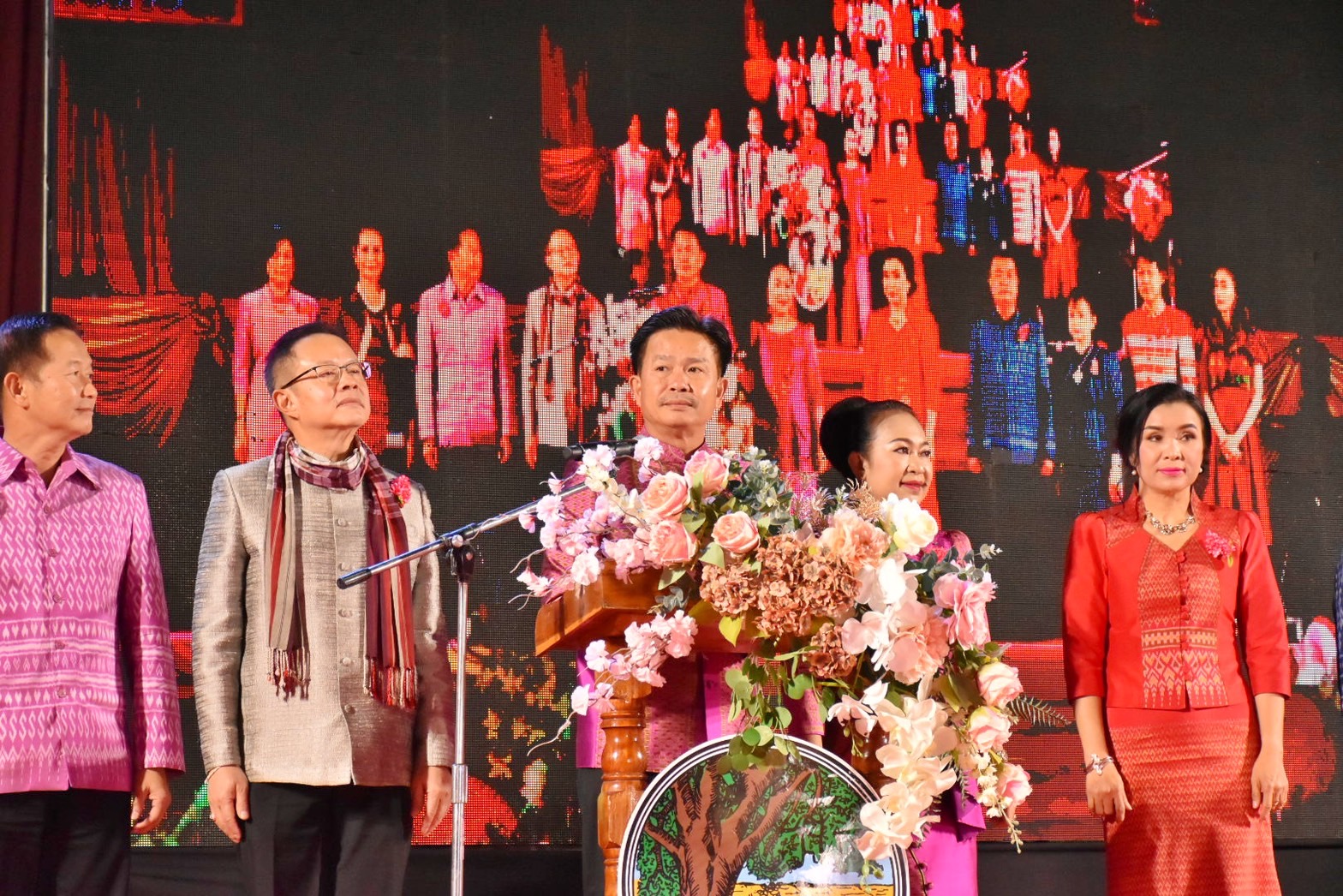 สุดตระการตา !! จังหวัดมหาสารคาม จัดงาน “ราตรีเส้นสายลายผ้า” ประเพณีบุญเบิกฟ้าและกาชาดประจำปี 2566 เพื่อเป็นการส่งเสริมและสนับสนุนการใช้และสวมใส่ผ้าไทย