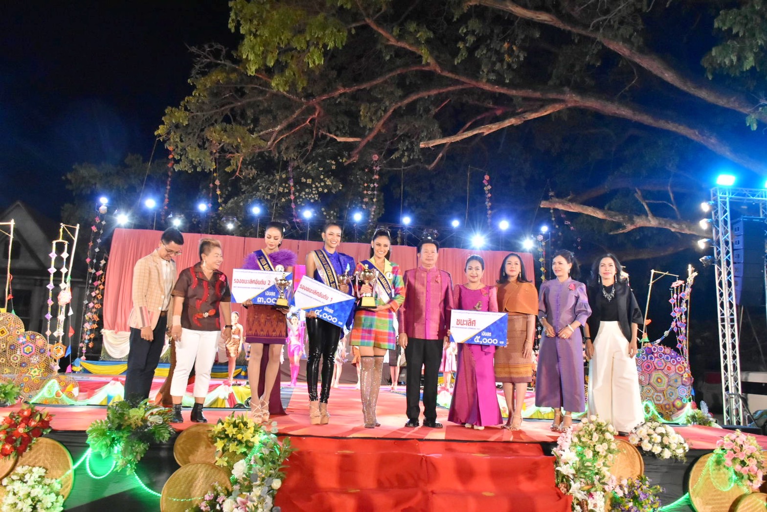 สุดตระการตา !! จังหวัดมหาสารคาม จัดงาน “ราตรีเส้นสายลายผ้า” ประเพณีบุญเบิกฟ้าและกาชาดประจำปี 2566 เพื่อเป็นการส่งเสริมและสนับสนุนการใช้และสวมใส่ผ้าไทย