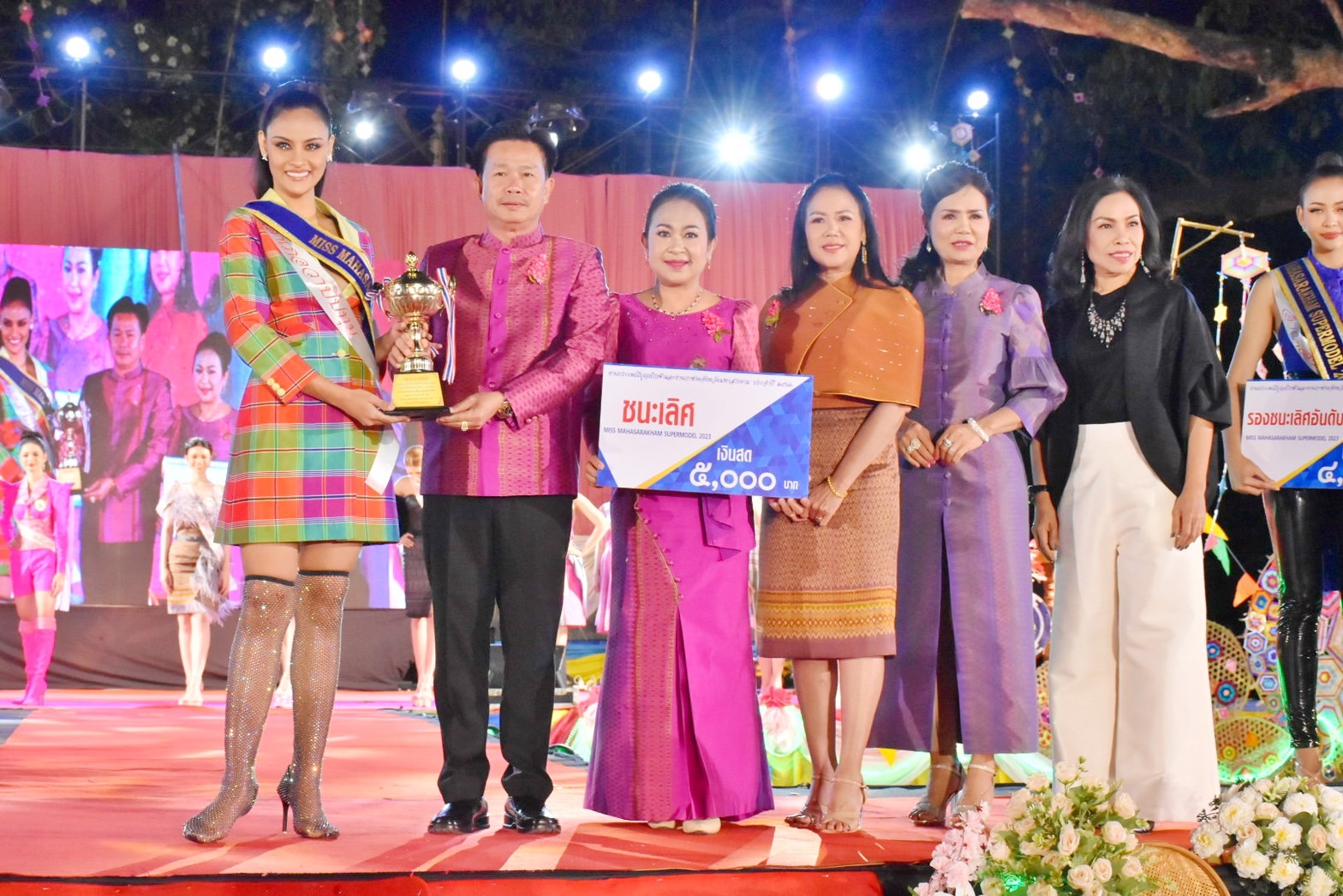 สุดตระการตา !! จังหวัดมหาสารคาม จัดงาน “ราตรีเส้นสายลายผ้า” ประเพณีบุญเบิกฟ้าและกาชาดประจำปี 2566 เพื่อเป็นการส่งเสริมและสนับสนุนการใช้และสวมใส่ผ้าไทย