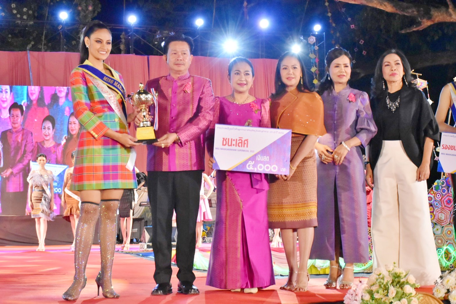 สุดตระการตา !! จังหวัดมหาสารคาม จัดงาน “ราตรีเส้นสายลายผ้า” ประเพณีบุญเบิกฟ้าและกาชาดประจำปี 2566 เพื่อเป็นการส่งเสริมและสนับสนุนการใช้และสวมใส่ผ้าไทย