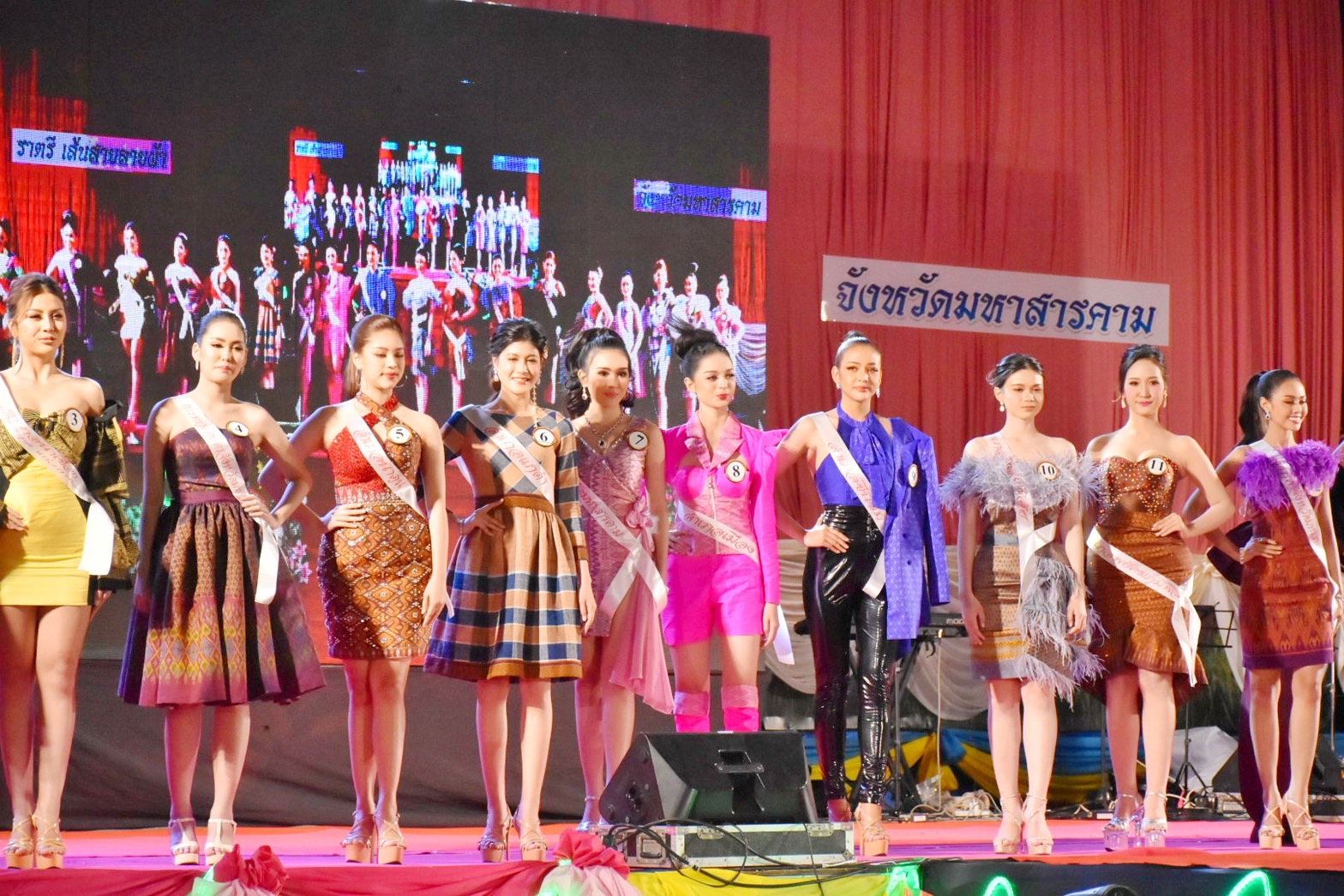 สุดตระการตา !! จังหวัดมหาสารคาม จัดงาน “ราตรีเส้นสายลายผ้า” ประเพณีบุญเบิกฟ้าและกาชาดประจำปี 2566 เพื่อเป็นการส่งเสริมและสนับสนุนการใช้และสวมใส่ผ้าไทย