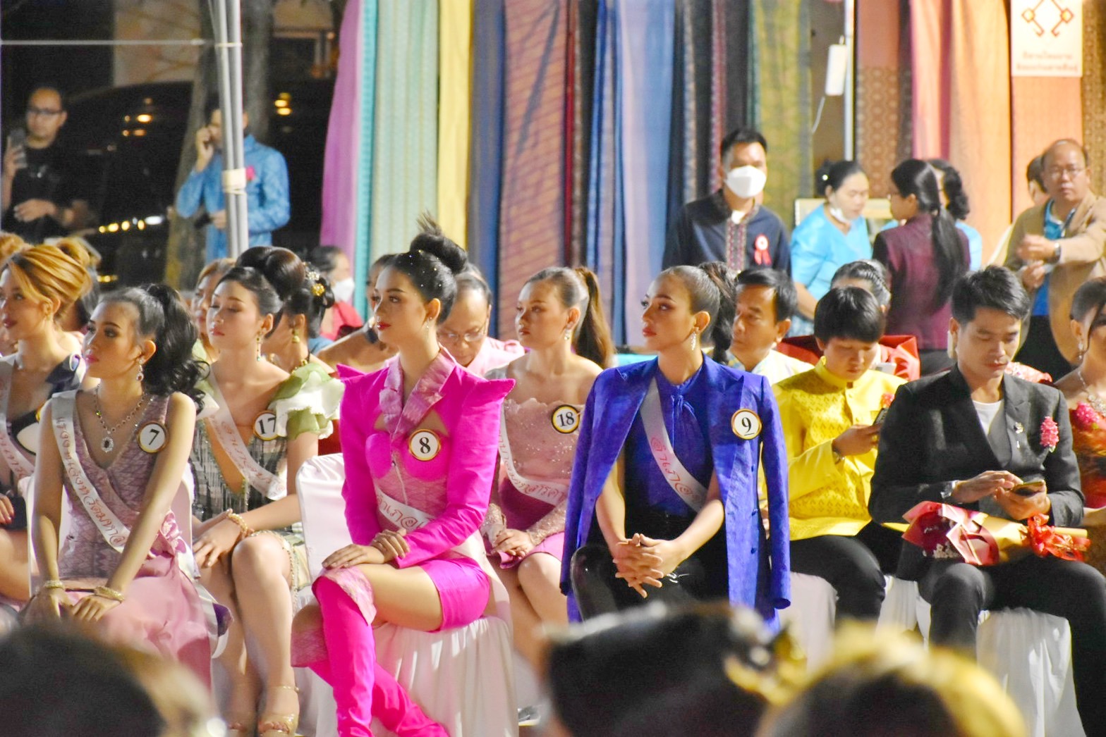 สุดตระการตา !! จังหวัดมหาสารคาม จัดงาน “ราตรีเส้นสายลายผ้า” ประเพณีบุญเบิกฟ้าและกาชาดประจำปี 2566 เพื่อเป็นการส่งเสริมและสนับสนุนการใช้และสวมใส่ผ้าไทย
