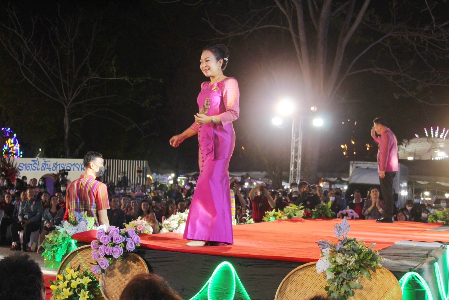 สุดตระการตา !! จังหวัดมหาสารคาม จัดงาน “ราตรีเส้นสายลายผ้า” ประเพณีบุญเบิกฟ้าและกาชาดประจำปี 2566 เพื่อเป็นการส่งเสริมและสนับสนุนการใช้และสวมใส่ผ้าไทย