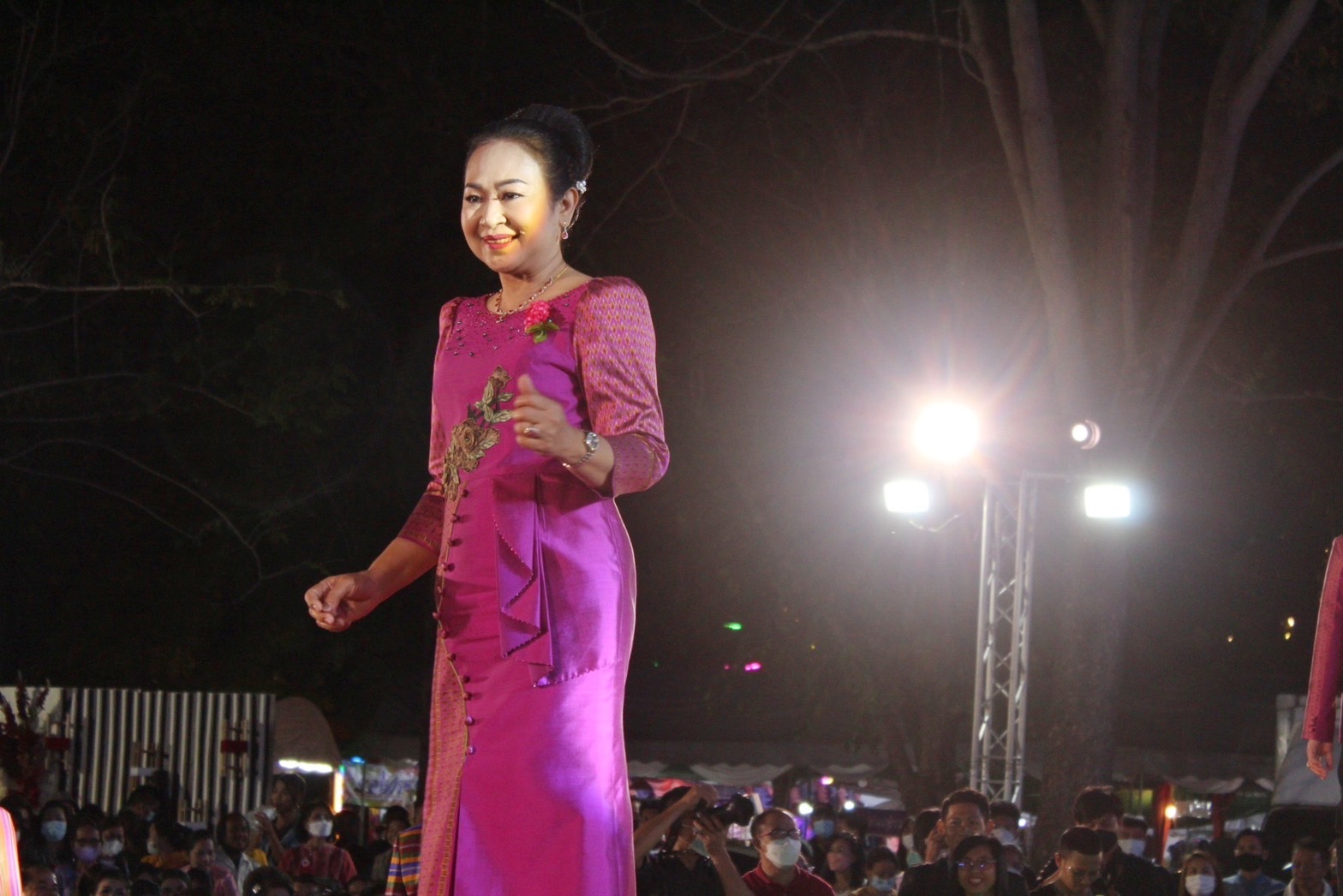สุดตระการตา !! จังหวัดมหาสารคาม จัดงาน “ราตรีเส้นสายลายผ้า” ประเพณีบุญเบิกฟ้าและกาชาดประจำปี 2566 เพื่อเป็นการส่งเสริมและสนับสนุนการใช้และสวมใส่ผ้าไทย