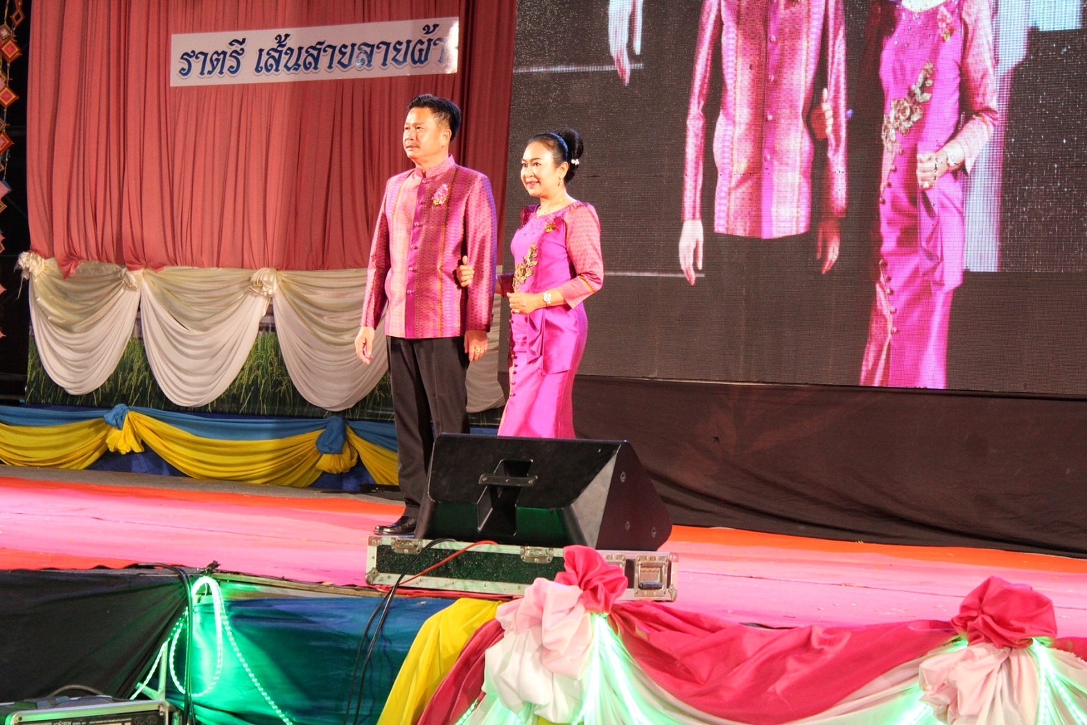 สุดตระการตา !! จังหวัดมหาสารคาม จัดงาน “ราตรีเส้นสายลายผ้า” ประเพณีบุญเบิกฟ้าและกาชาดประจำปี 2566 เพื่อเป็นการส่งเสริมและสนับสนุนการใช้และสวมใส่ผ้าไทย