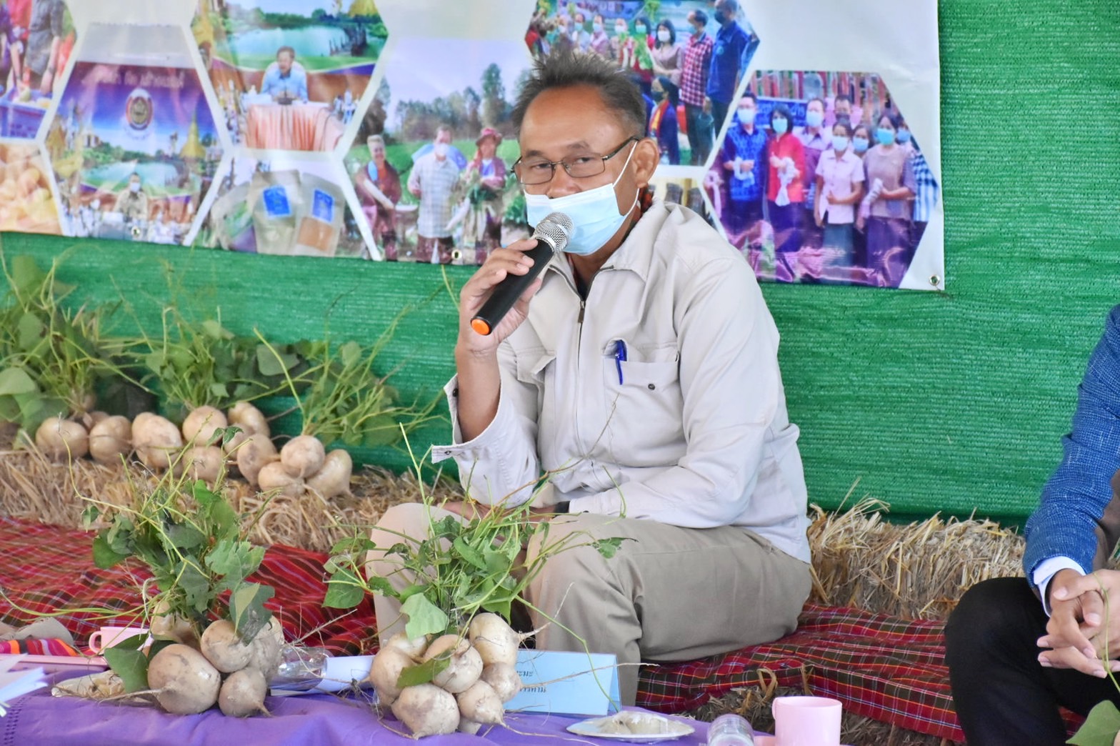 จังหวัดมหาสารคาม สานพลัง บริษัท ประชารัฐรักสามัคคีมหาสารคาม (วิสาหกิจเพื่อสังคม) จำกัด ร่วมกับคณะทำงานด้านการพัฒนาเศรษฐกิจฐานรากและประชารัฐ (E3) จัดประชุมเพื่อสนับสนุนส่งเสริมพัฒนาเศรษฐกิจฐานราก มุ่งสร้างรายได้ให้ชุมชน ประชาชนมีความสุข