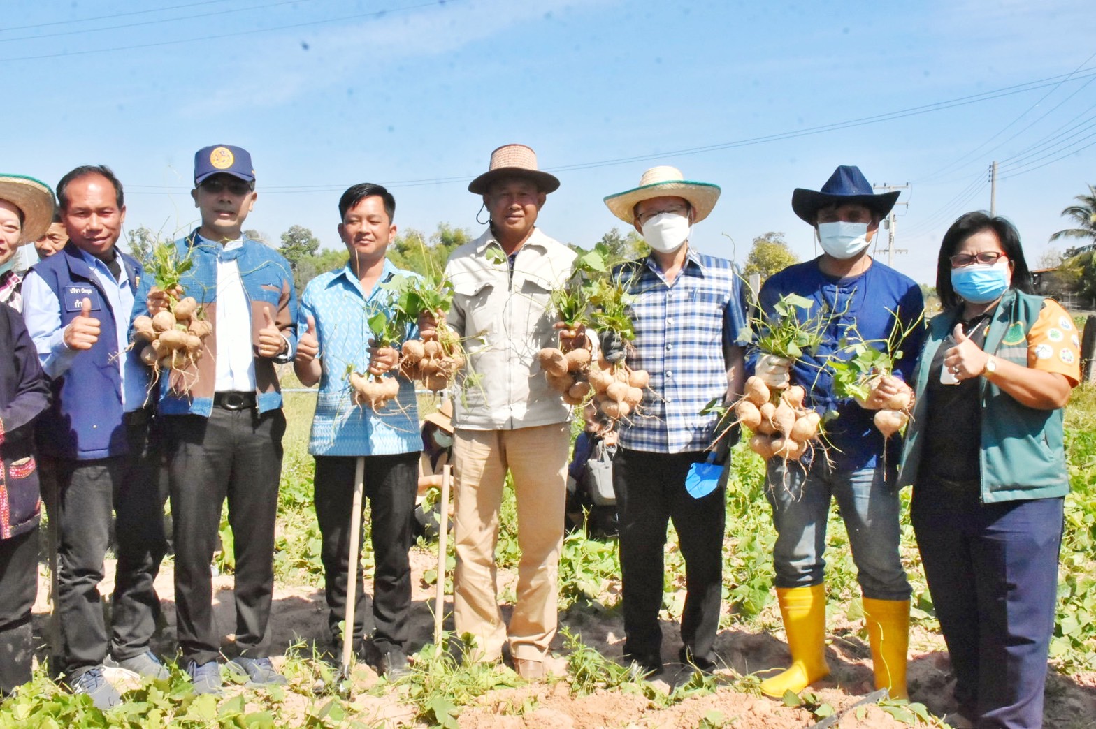 จังหวัดมหาสารคาม สานพลัง บริษัท ประชารัฐรักสามัคคีมหาสารคาม (วิสาหกิจเพื่อสังคม) จำกัด ร่วมกับคณะทำงานด้านการพัฒนาเศรษฐกิจฐานรากและประชารัฐ (E3) จัดประชุมเพื่อสนับสนุนส่งเสริมพัฒนาเศรษฐกิจฐานราก มุ่งสร้างรายได้ให้ชุมชน ประชาชนมีความสุข