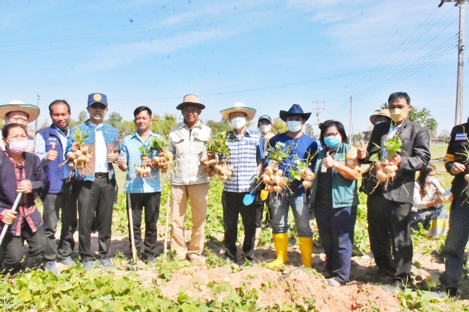 จังหวัดมหาสารคาม สานพลัง บริษัท ประชารัฐรักสามัคคีมหาสารคาม (วิสาหกิจเพื่อสังคม) จำกัด ร่วมกับคณะทำงานด้านการพัฒนาเศรษฐกิจฐานรากและประชารัฐ (E3) จัดประชุมเพื่อสนับสนุนส่งเสริมพัฒนาเศรษฐกิจฐานราก มุ่งสร้างรายได้ให้ชุมชน ประชาชนมีความสุข