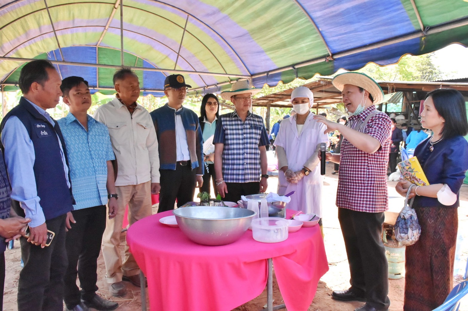 จังหวัดมหาสารคาม สานพลัง บริษัท ประชารัฐรักสามัคคีมหาสารคาม (วิสาหกิจเพื่อสังคม) จำกัด ร่วมกับคณะทำงานด้านการพัฒนาเศรษฐกิจฐานรากและประชารัฐ (E3) จัดประชุมเพื่อสนับสนุนส่งเสริมพัฒนาเศรษฐกิจฐานราก มุ่งสร้างรายได้ให้ชุมชน ประชาชนมีความสุข