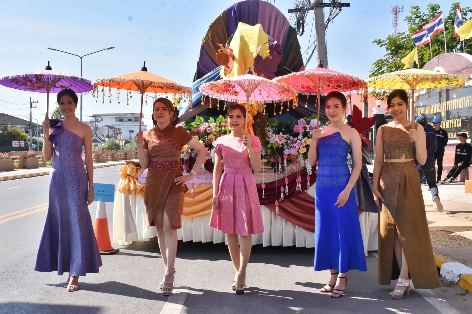 พช.มหาสารคาม ยกทัพ ภาคี เครือข่าย ร่วมแสดงขบวนแห่วันเปิดงานประเพณีบุญเบิกฟ้าและงานกาชาดจังหวัดมหาสารคาม ประจำปี 2566