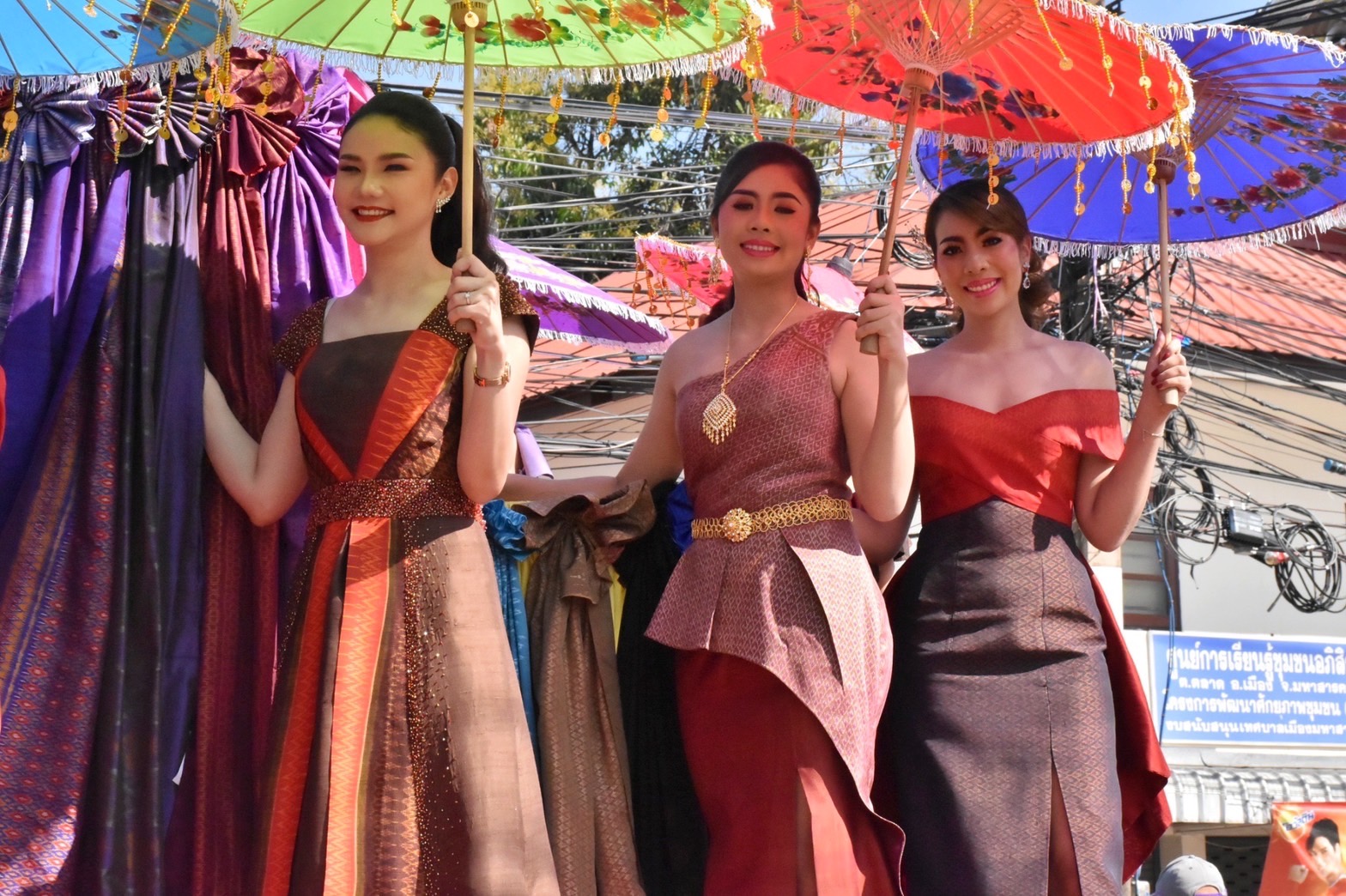พช.มหาสารคาม ยกทัพ ภาคี เครือข่าย ร่วมแสดงขบวนแห่วันเปิดงานประเพณีบุญเบิกฟ้าและงานกาชาดจังหวัดมหาสารคาม ประจำปี 2566
