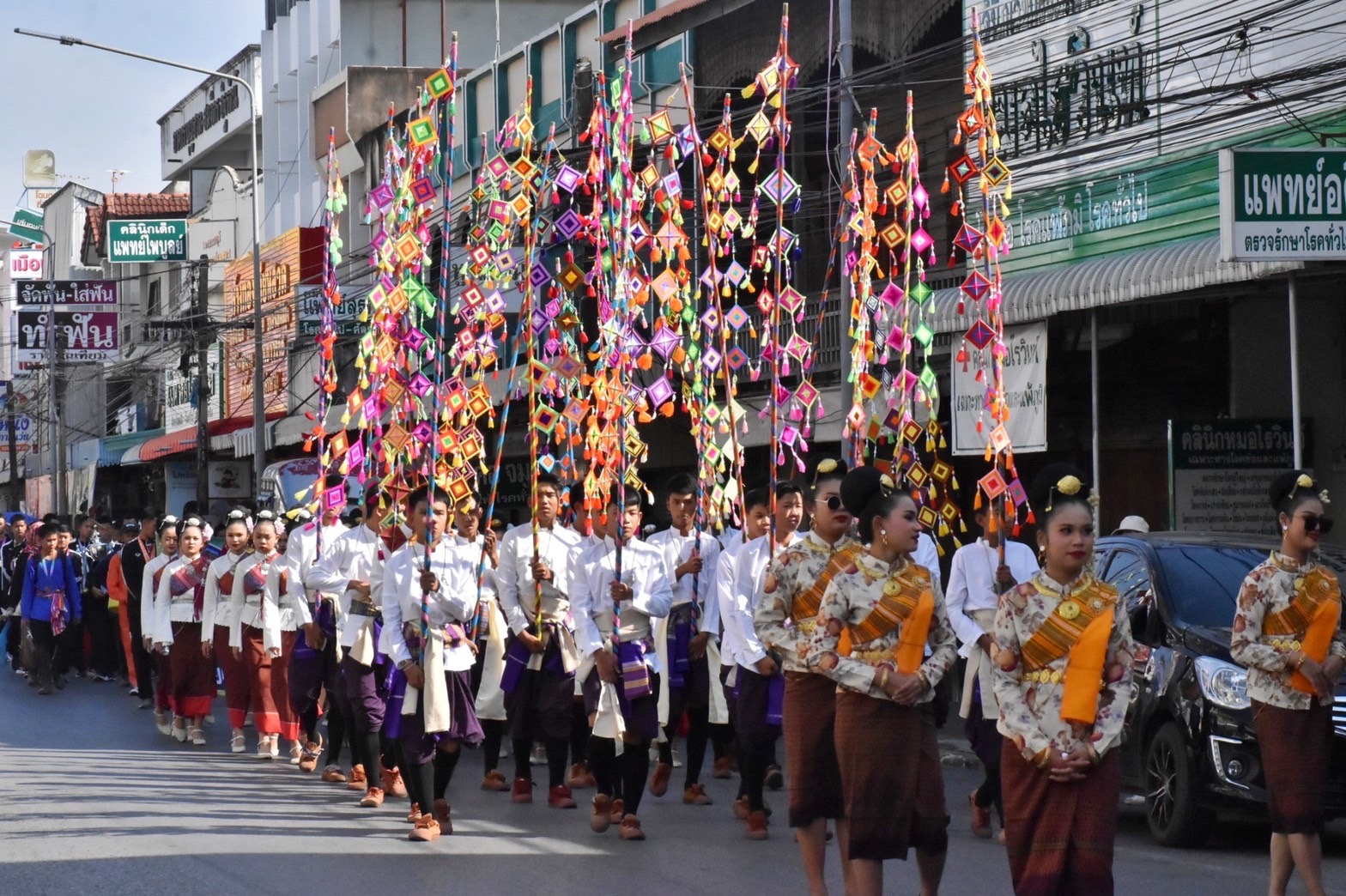 พช.มหาสารคาม ยกทัพ ภาคี เครือข่าย ร่วมแสดงขบวนแห่วันเปิดงานประเพณีบุญเบิกฟ้าและงานกาชาดจังหวัดมหาสารคาม ประจำปี 2566