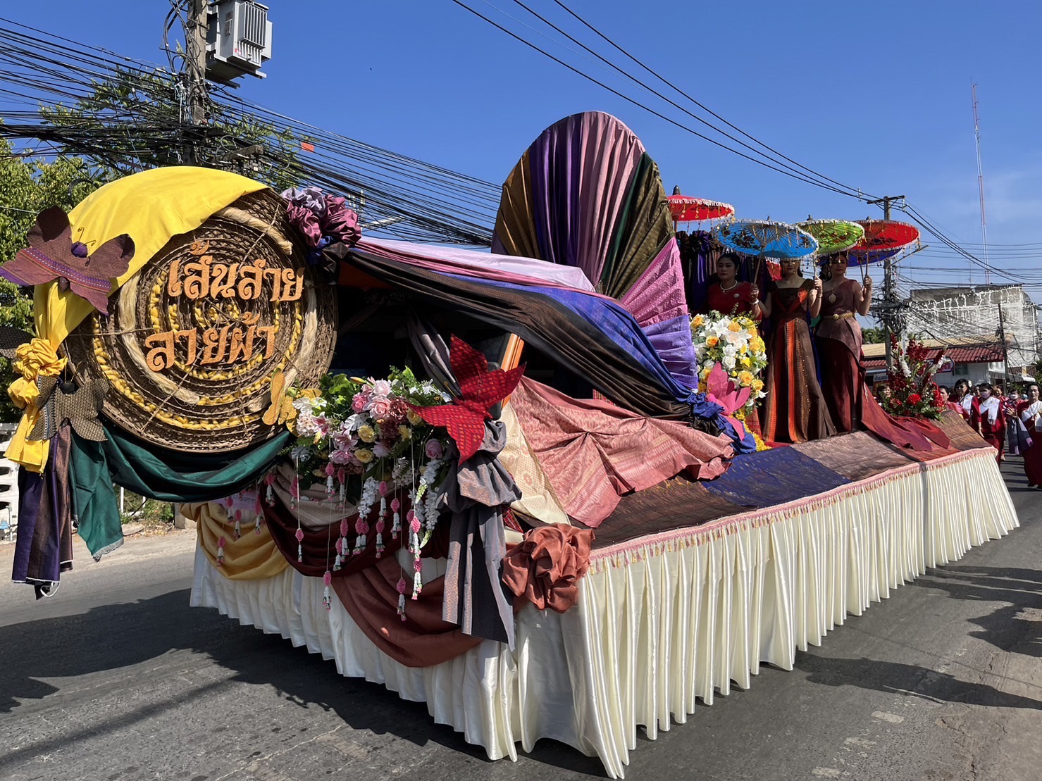 พช.มหาสารคาม ยกทัพ ภาคี เครือข่าย ร่วมแสดงขบวนแห่วันเปิดงานประเพณีบุญเบิกฟ้าและงานกาชาดจังหวัดมหาสารคาม ประจำปี 2566