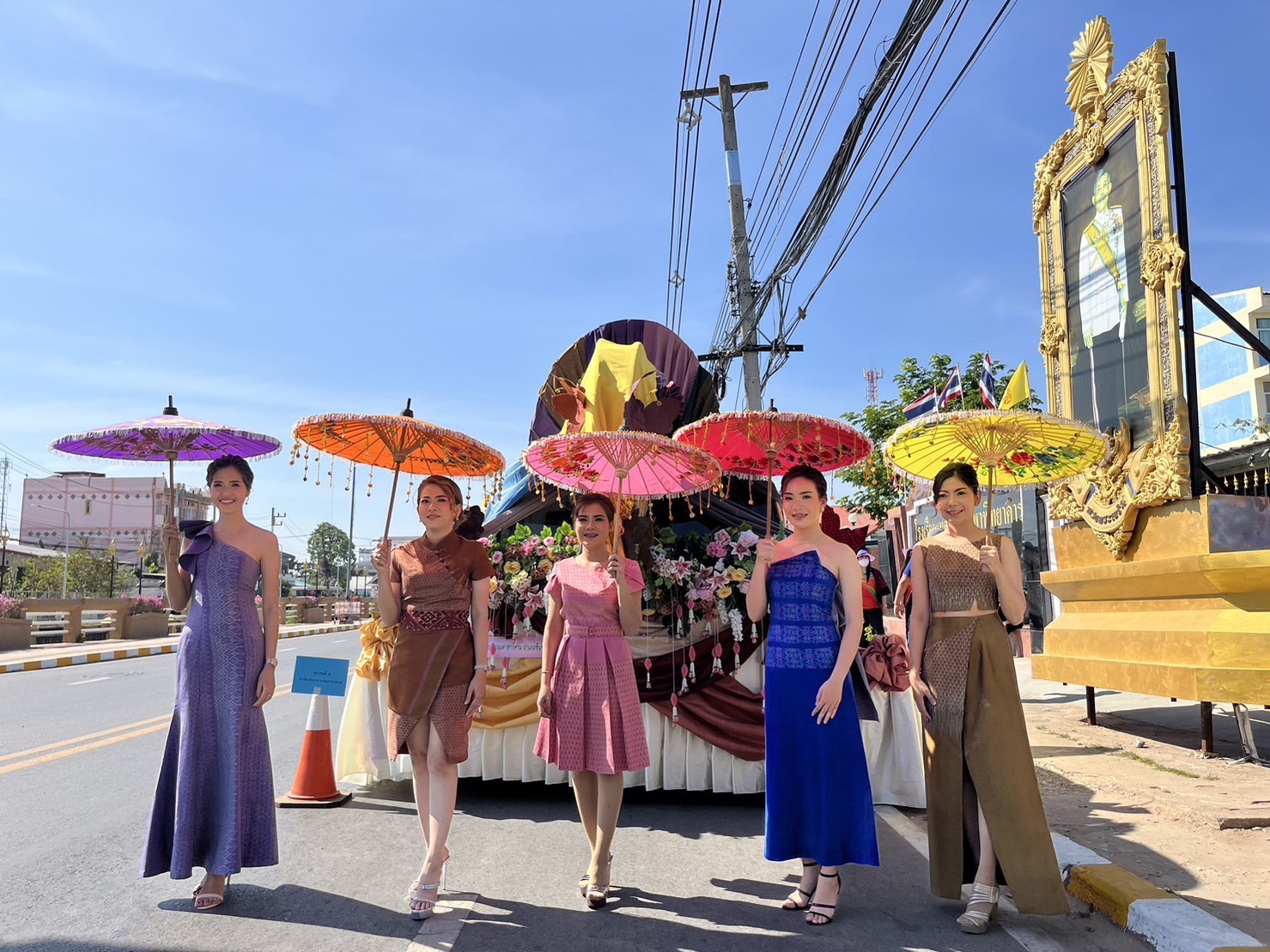 พช.มหาสารคาม ยกทัพ ภาคี เครือข่าย ร่วมแสดงขบวนแห่วันเปิดงานประเพณีบุญเบิกฟ้าและงานกาชาดจังหวัดมหาสารคาม ประจำปี 2566