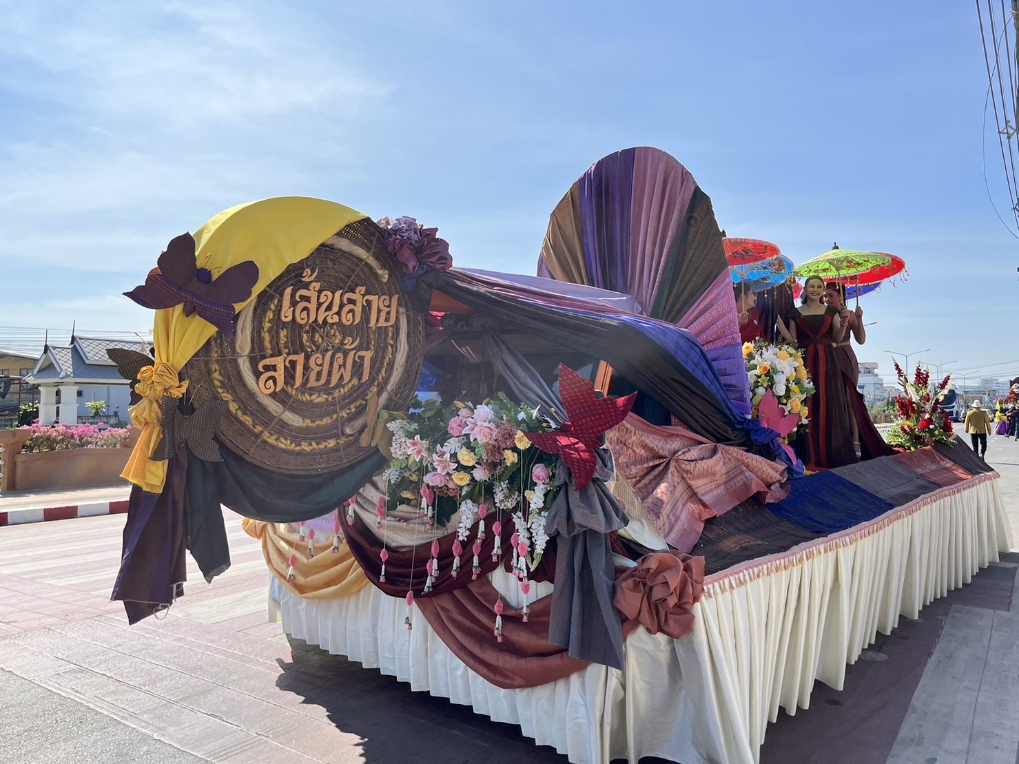 พช.มหาสารคาม ยกทัพ ภาคี เครือข่าย ร่วมแสดงขบวนแห่วันเปิดงานประเพณีบุญเบิกฟ้าและงานกาชาดจังหวัดมหาสารคาม ประจำปี 2566