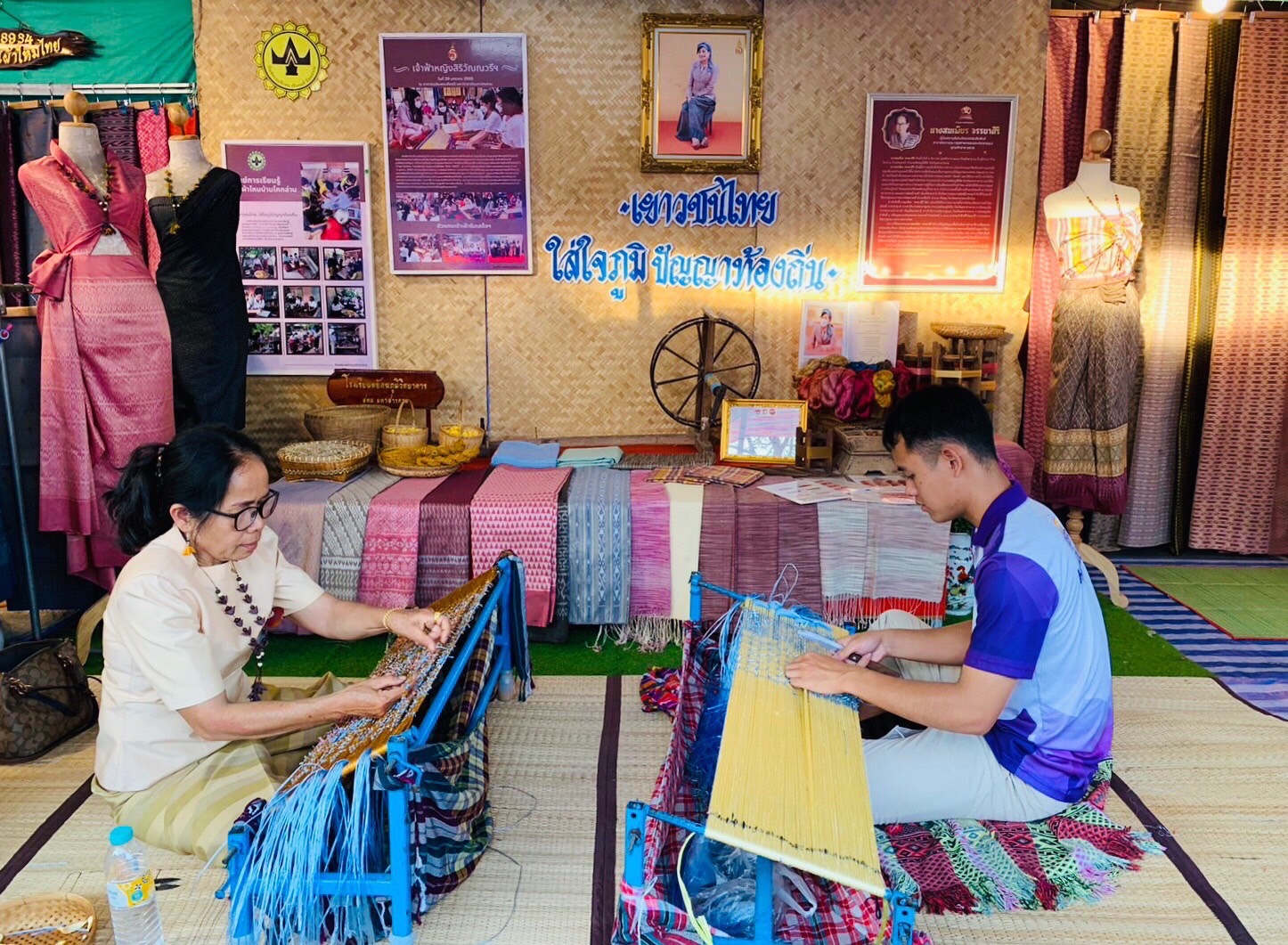 เปิดแล้ว!! งานกาชาดจังหวัดมหาสารคาม ประจำปี 2566 พช.มหาสารคาม นำสินค้า OTOP ร่วมจัดแสดง และ จำหน่ายกว่า 10 กลุ่ม กระตุ้นเศรษฐกิจฐานราก วันแรกโกยรายได้กว่าสองแสนบาท