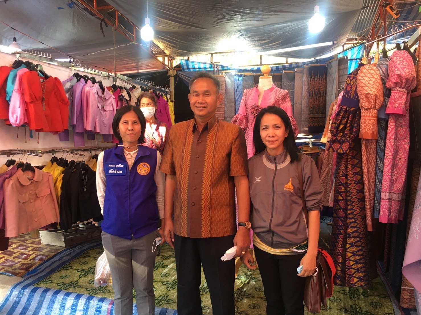 เปิดแล้ว!! งานกาชาดจังหวัดมหาสารคาม ประจำปี 2566 พช.มหาสารคาม นำสินค้า OTOP ร่วมจัดแสดง และ จำหน่ายกว่า 10 กลุ่ม กระตุ้นเศรษฐกิจฐานราก วันแรกโกยรายได้กว่าสองแสนบาท