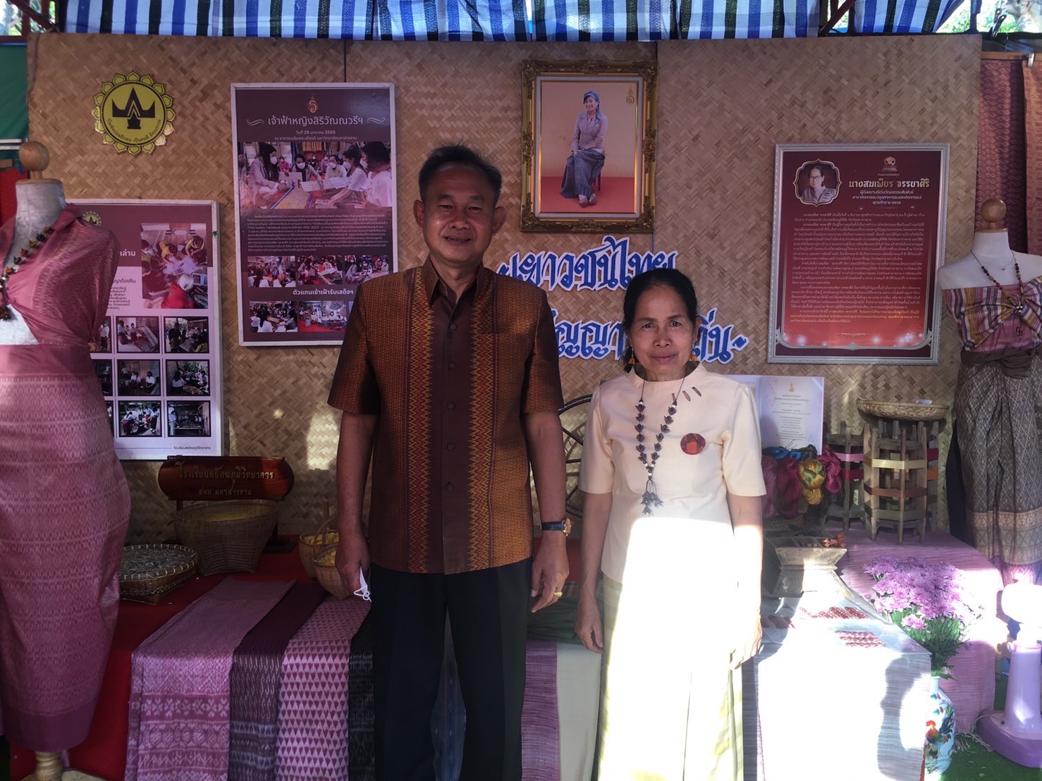 เปิดแล้ว!! งานกาชาดจังหวัดมหาสารคาม ประจำปี 2566 พช.มหาสารคาม นำสินค้า OTOP ร่วมจัดแสดง และ จำหน่ายกว่า 10 กลุ่ม กระตุ้นเศรษฐกิจฐานราก วันแรกโกยรายได้กว่าสองแสนบาท